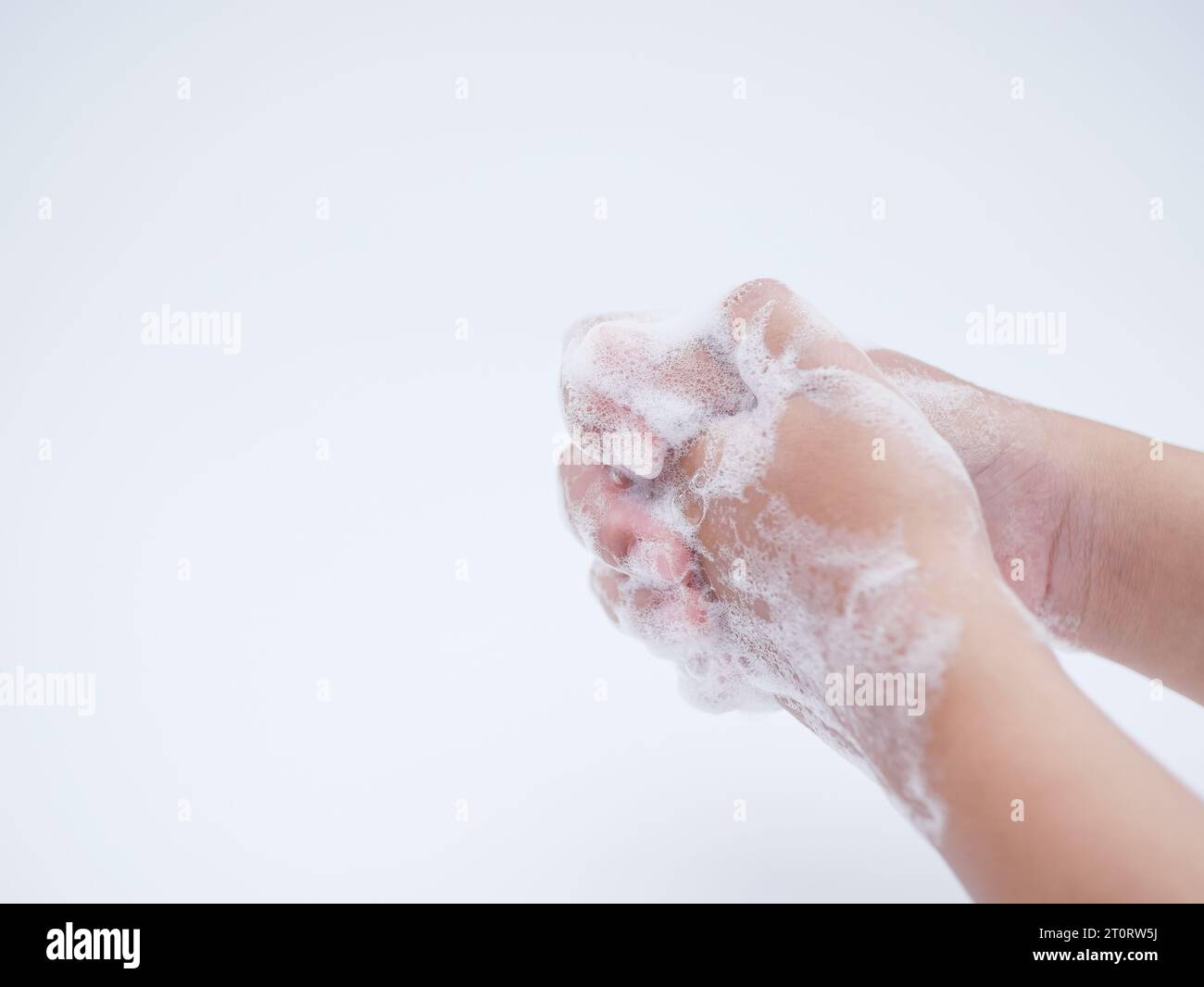 lavage des mains avec mousse de savon isolé sur fond blanc Banque D'Images