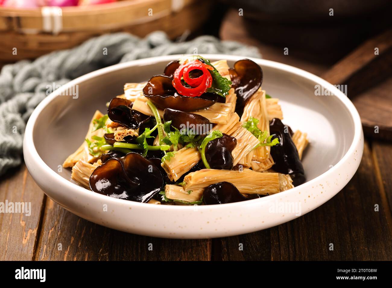 Mélanger la peau de tofu frite (sautée) et le champignon noir avec l'huile d'écailles et la sauce soja Banque D'Images