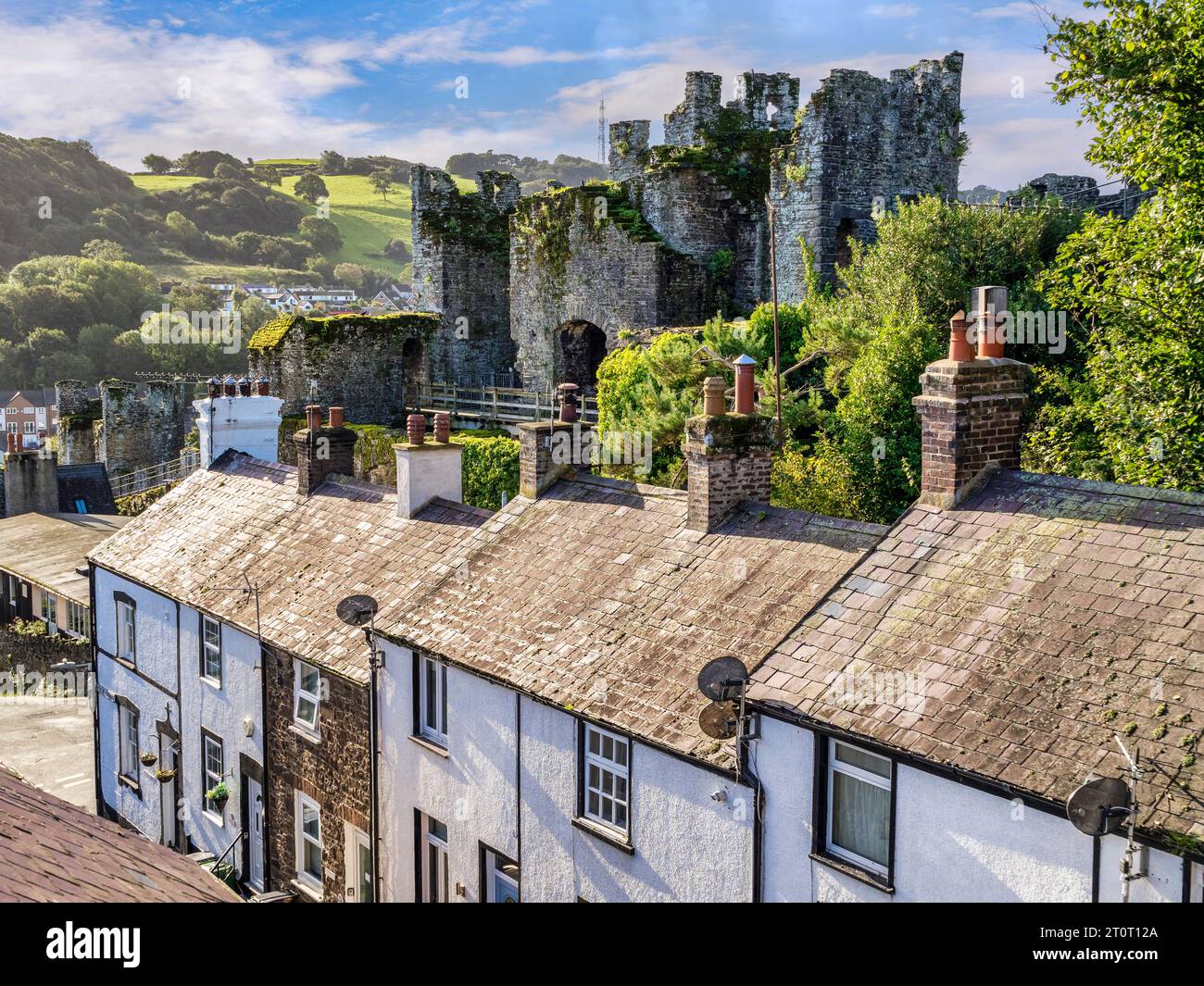 Conwy, au nord du pays de Galles, cottages en terrasses sous la porte supérieure des murs de la ville, qui ont été construits en 1236 par Edward 1. Banque D'Images