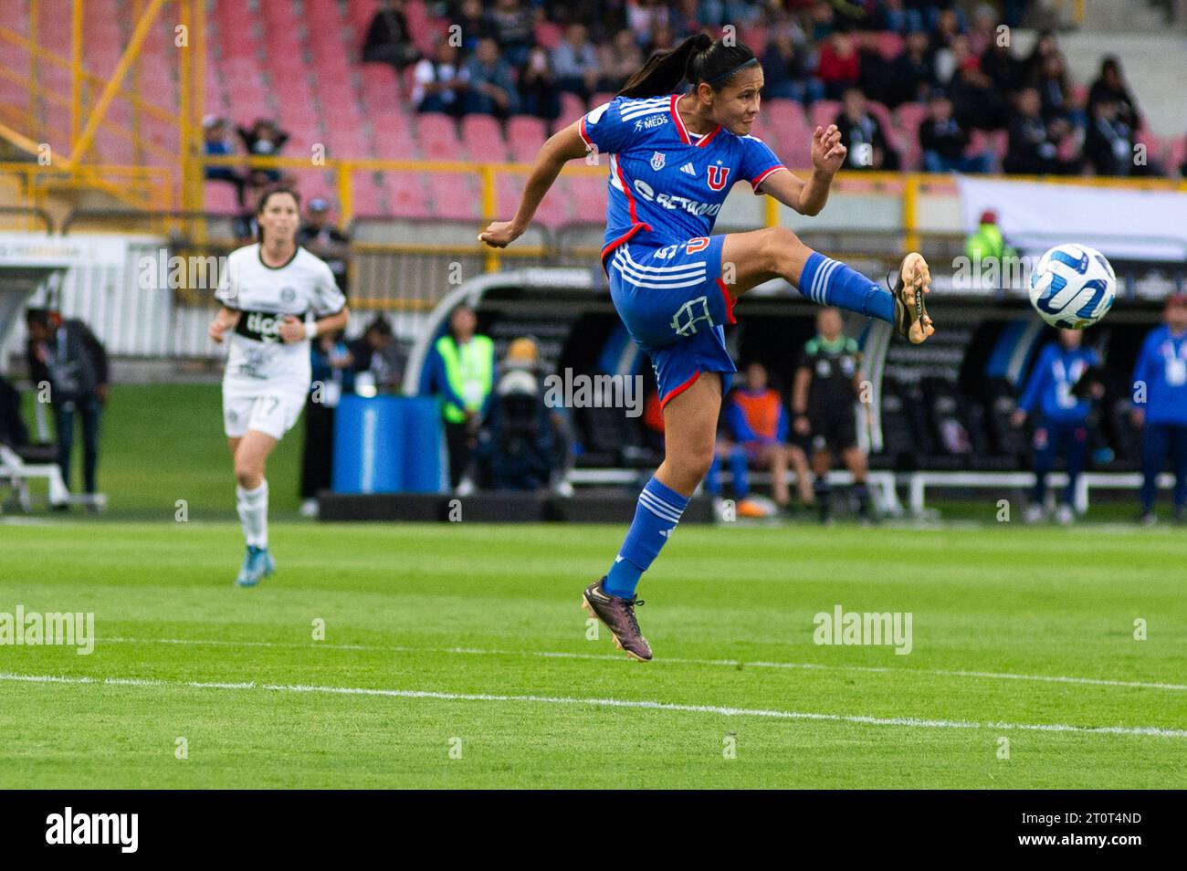 Bogota, Colombie. 08 octobre 2023. Mariana Morales du Club Universidad de Chili lors du match de phase de groupes entre le Club Olimpia du Paraguay (1) et le Club Universidad de Chile (2) lors de la Copa Libertadores Femenina, à Bogota, Colombie, le 8 octobre 2023. Photo : CHEPA Beltran/long Visual Press crédit : long Visual Press/Alamy Live News Banque D'Images