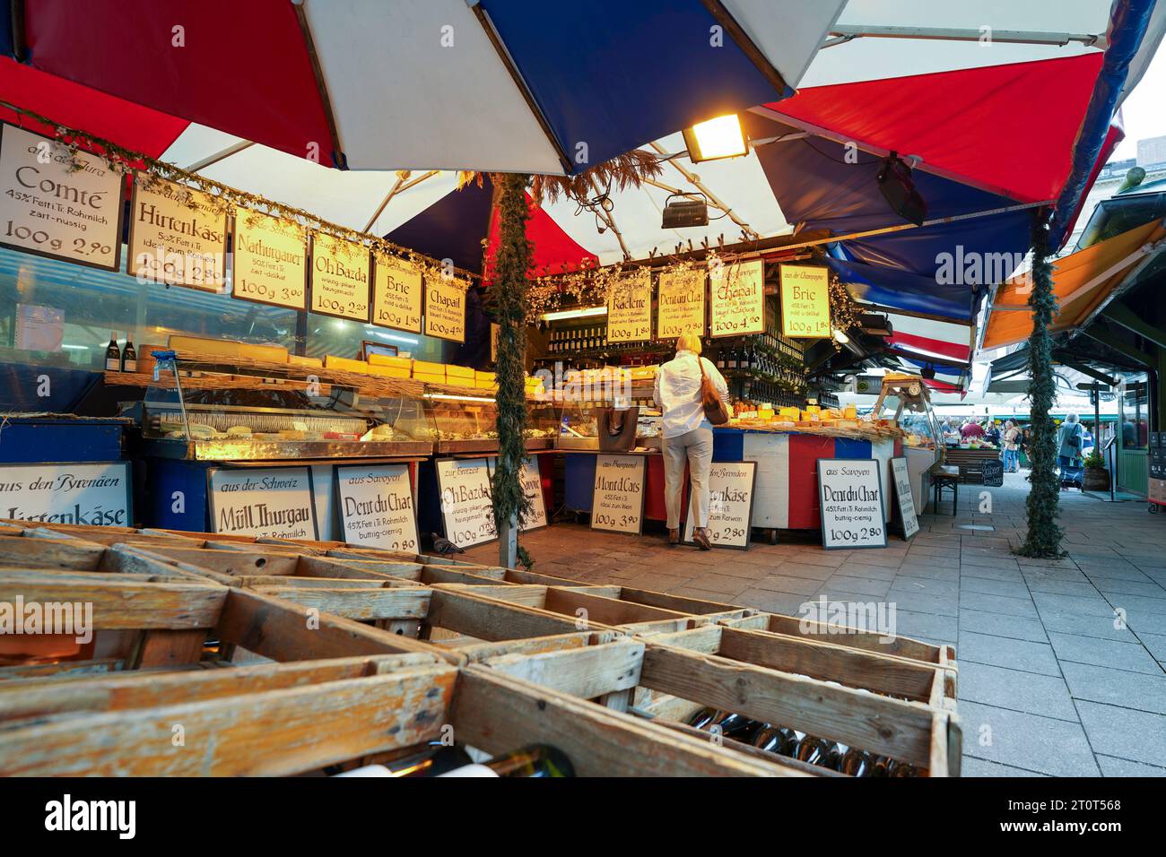 Munich, Allemagne, UE - 13 septembre 2023. Femme magasinant du vin et du fromage au Viktualienmarkt, un célèbre marché de nourriture de rue dans la vieille ville, Munich. Banque D'Images
