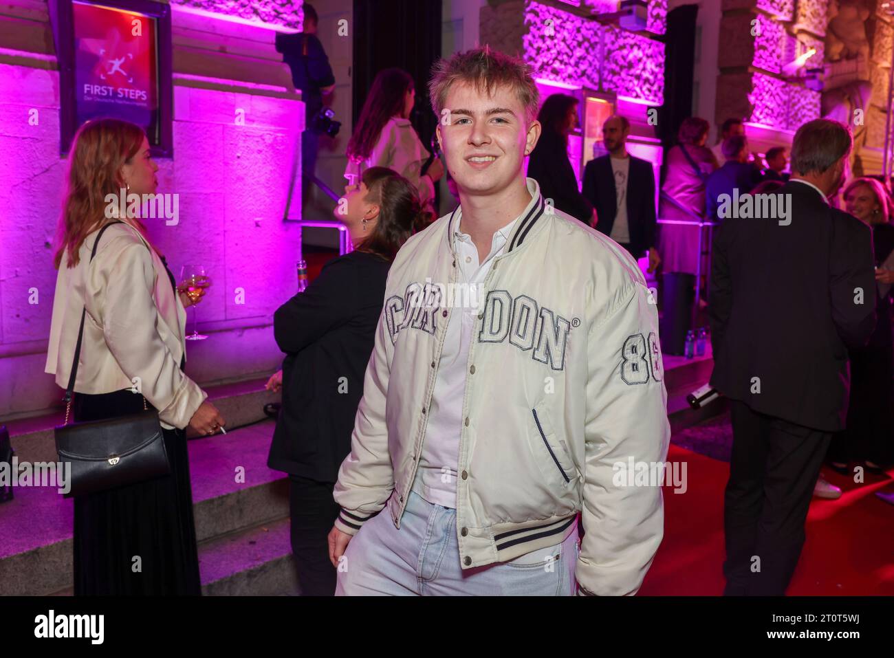 Berlin, Allemagne. 08 octobre 2023. Vincent Wiemer reçoit le prix « First Steps » pour les jeunes cinéastes, le prix récompense les films diplômés des écoles de cinéma des pays germanophones au Théâtre des Westens. Crédit : Gerald Matzka/dpa/Alamy Live News Banque D'Images