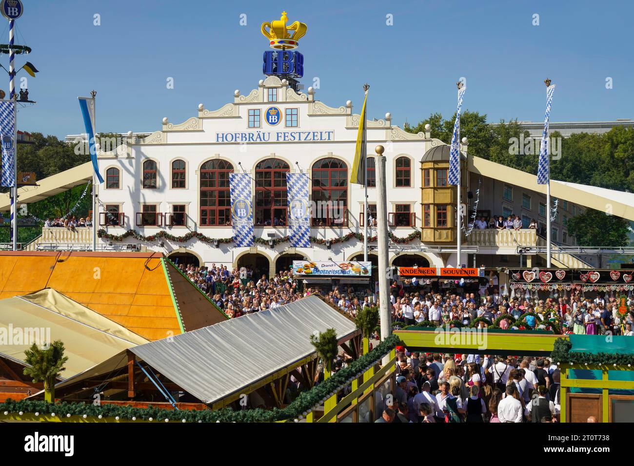 Munich, Allemagne, UE - 16 septembre 2023. Les foules de la fête de la bière Oktoberfest, en vêtements traditionnels allemands, lors du défilé de la journée d'ouverture à Theresienwiese Banque D'Images