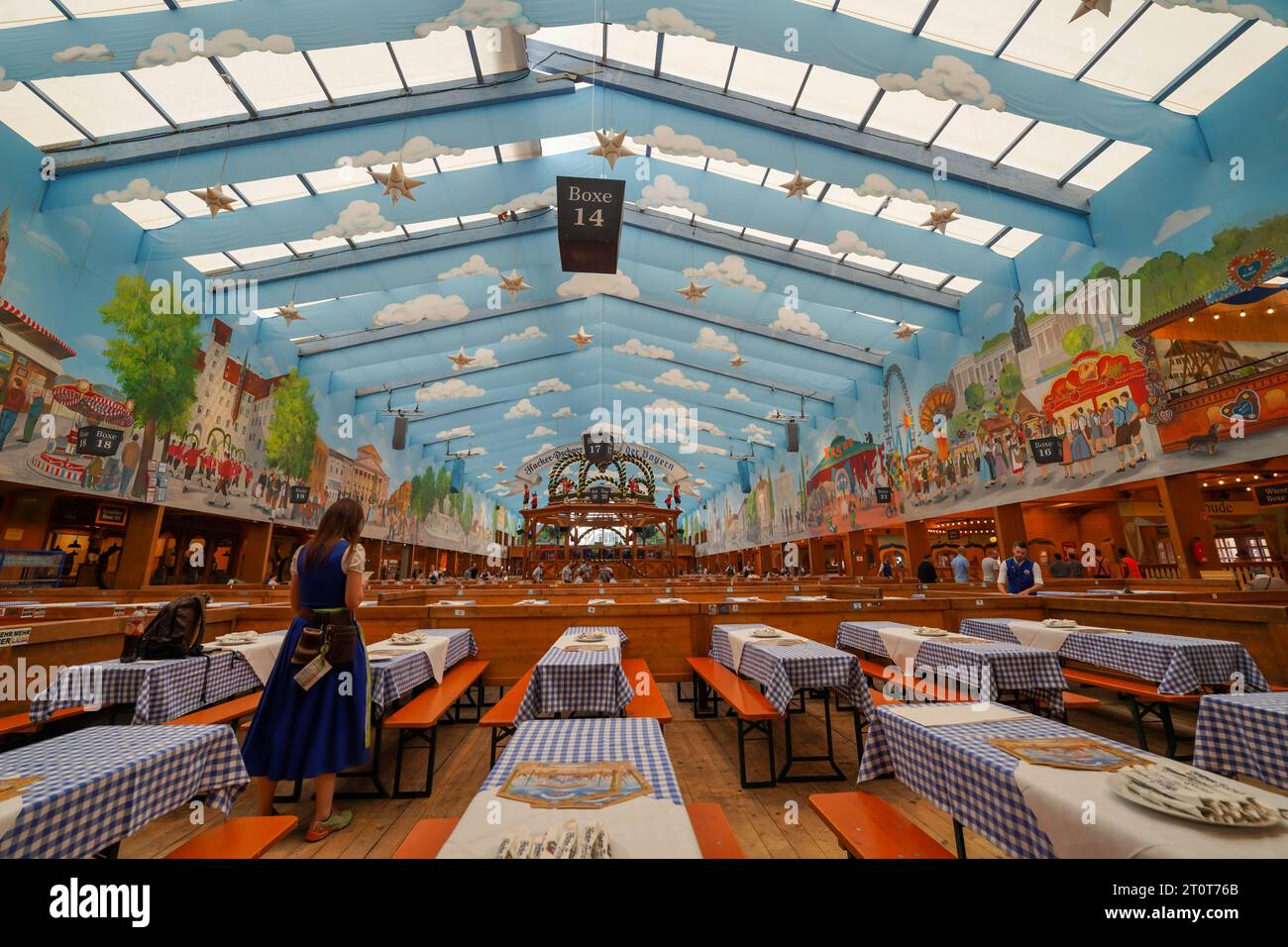 Munich, Allemagne, UE - 18 septembre 2023. À l'intérieur de la tente de bière Hacker Festzelt à l'Oktoberfest Munich. Le personnel se prépare pour la foule à la fête de la bière. Banque D'Images