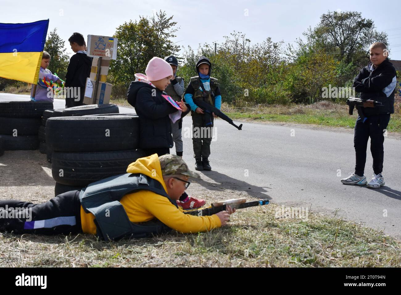 Bilenke, Ukraine. 07 octobre 2023. Des enfants se faisant passer pour des combattants de la défense territoriale vus à leur poste de contrôle du jeu dans le village de Bilenke, dans la région de Zaporizhzhia. Tous les enfants ukrainiens sont profondément touchés par la guerre. Beaucoup ont vu leur vie radicalement changer parce qu’ils ont perdu leur maison ou été forcés d’évacuer. (Photo Andriy Andriyenko/SOPA Images/Sipa USA) crédit : SIPA USA/Alamy Live News Banque D'Images