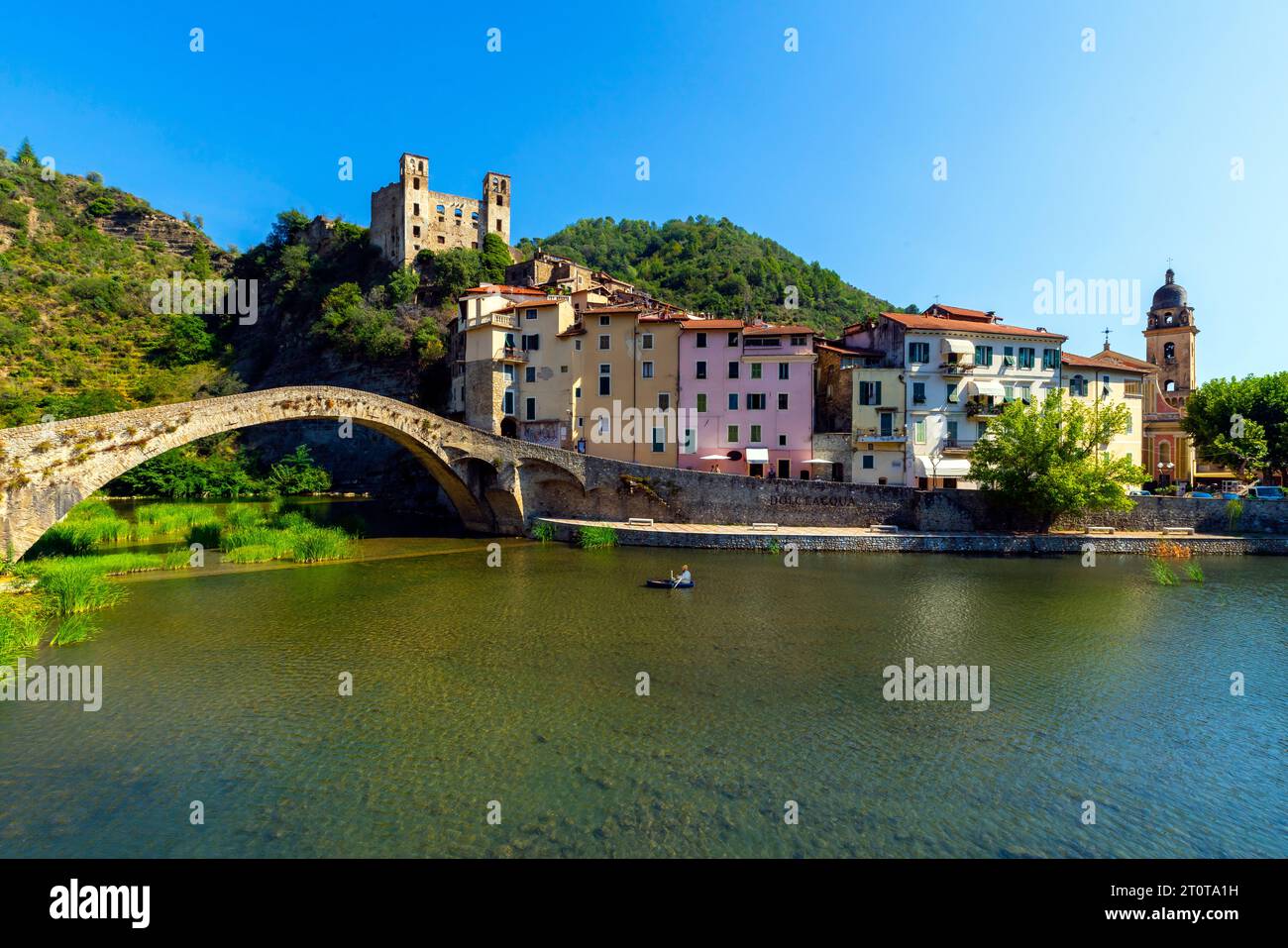 Dolceacqua vieille ville sur la rivière Nervia dans la province d'Imperia dans la région de Ligurie, Italie. Banque D'Images