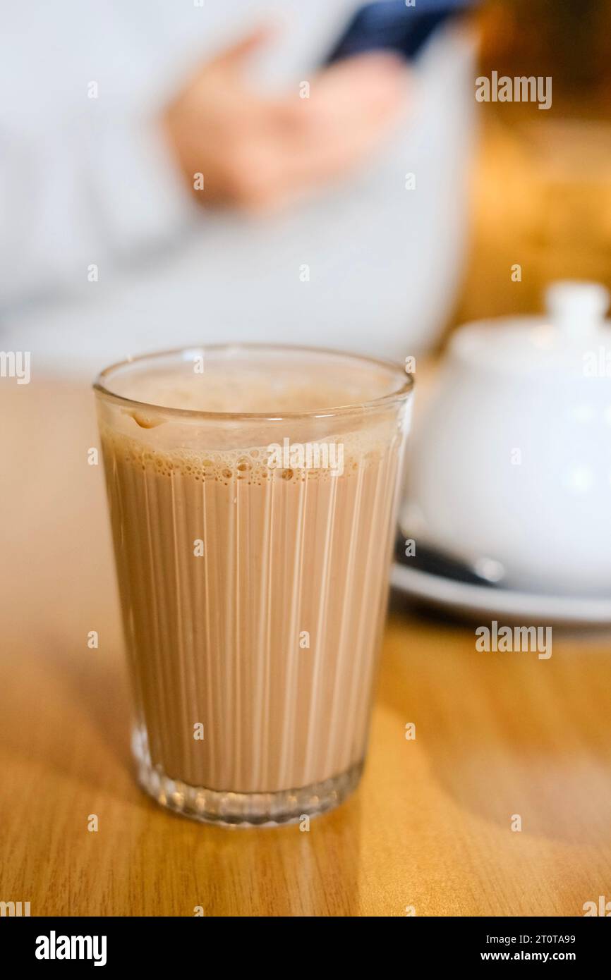 Une tasse de thé au lait épicé népalais (masala chai) avec un pot de sucre au Tapari Nights, un restaurant à Auburn, Sydney - Nouvelle-Galles du Sud, Australie Banque D'Images