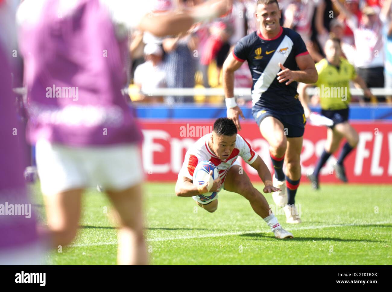 Le Japonais Naoto Saito marque la deuxième tentative de son équipe lors du match de la coupe du monde de rugby 2023 dans la poule D entre le Japon et l'Argentine au Stade de la Beaujoire à Nantes, France, le 8 octobre 2023. Crédit : PRESSE EXTRÊME-ORIENT/AFLO/Alamy Live News Banque D'Images