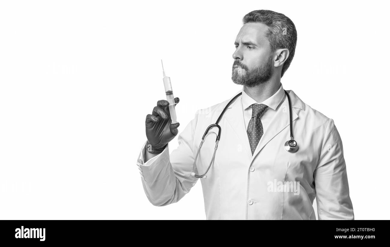 le chirurgien plastique tient la seringue isolée sur blanc. seringue pour chirurgie plastique. espace de copie. Banque D'Images
