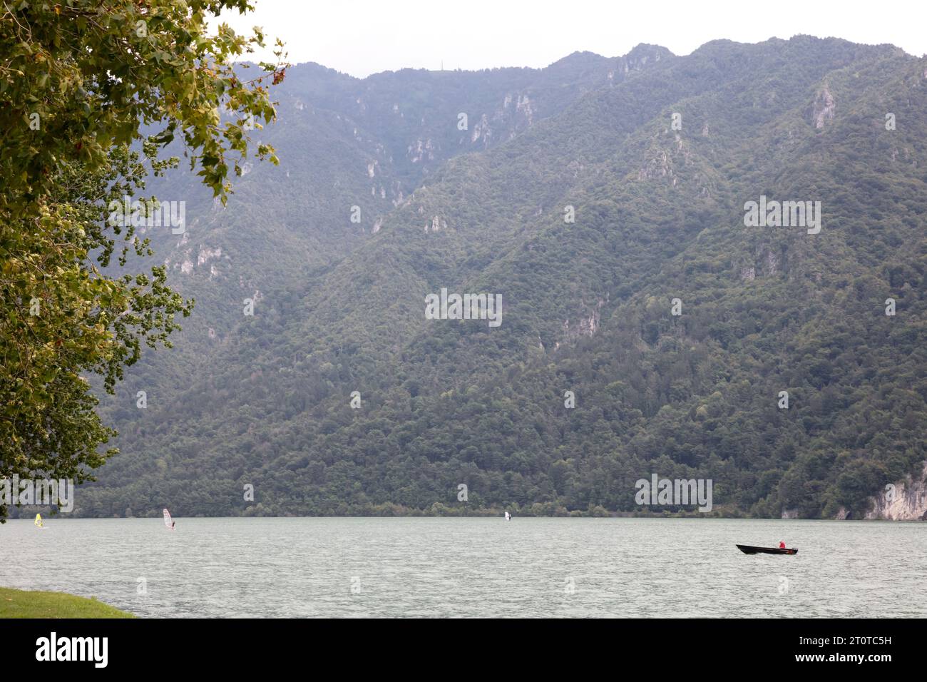 Lac d'Idro (Italie) avec un bateau sur le lac Banque D'Images