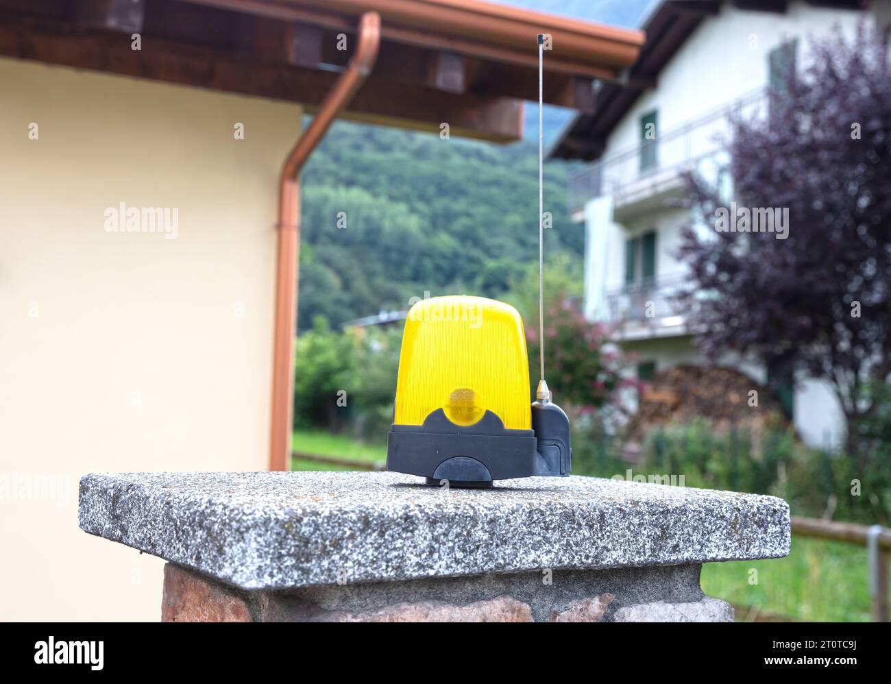 Lumière jaune à une clôture électrique, Italie Banque D'Images