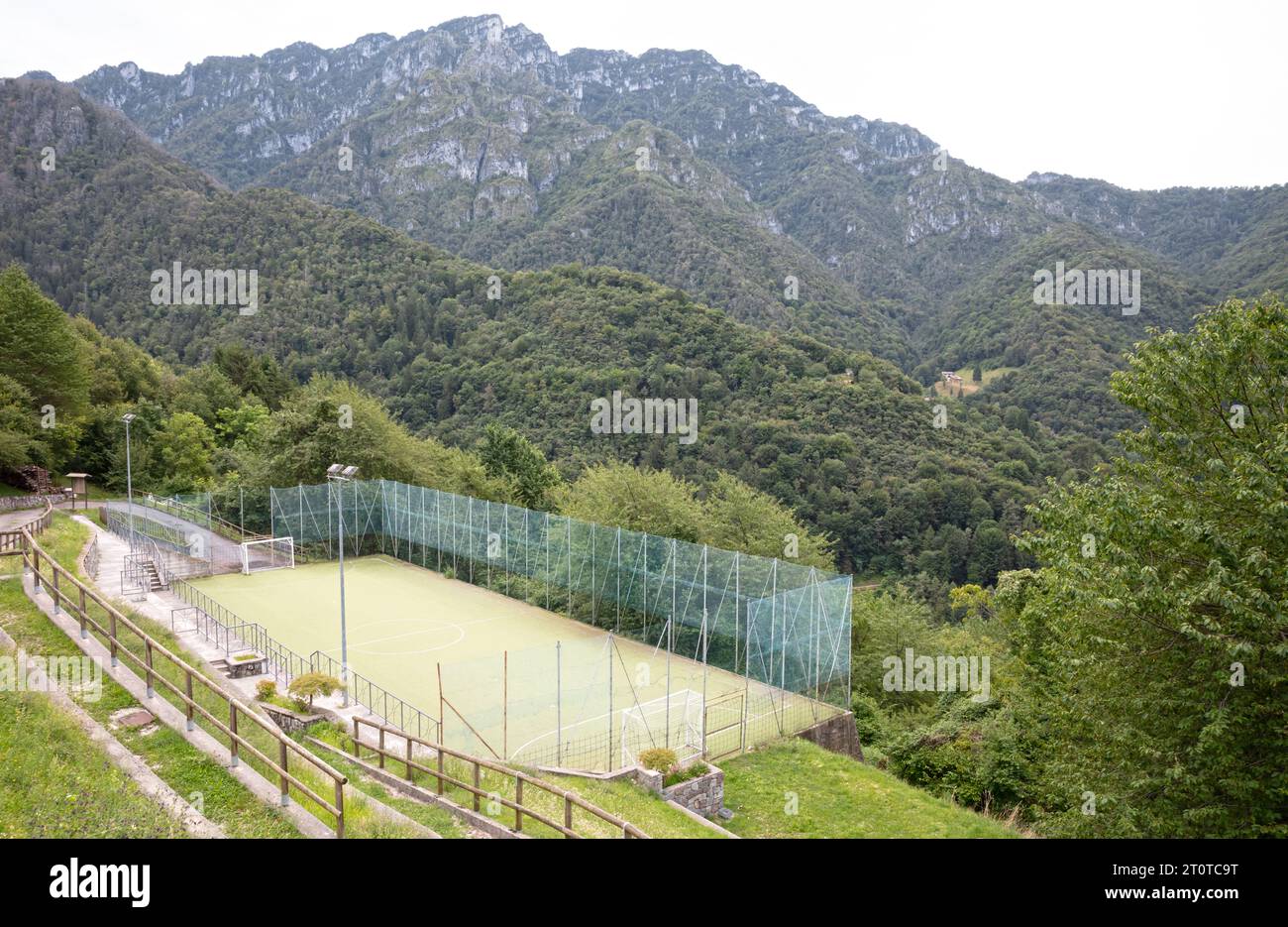 Petit terrain de football avec fond de montagnes, Italie Banque D'Images