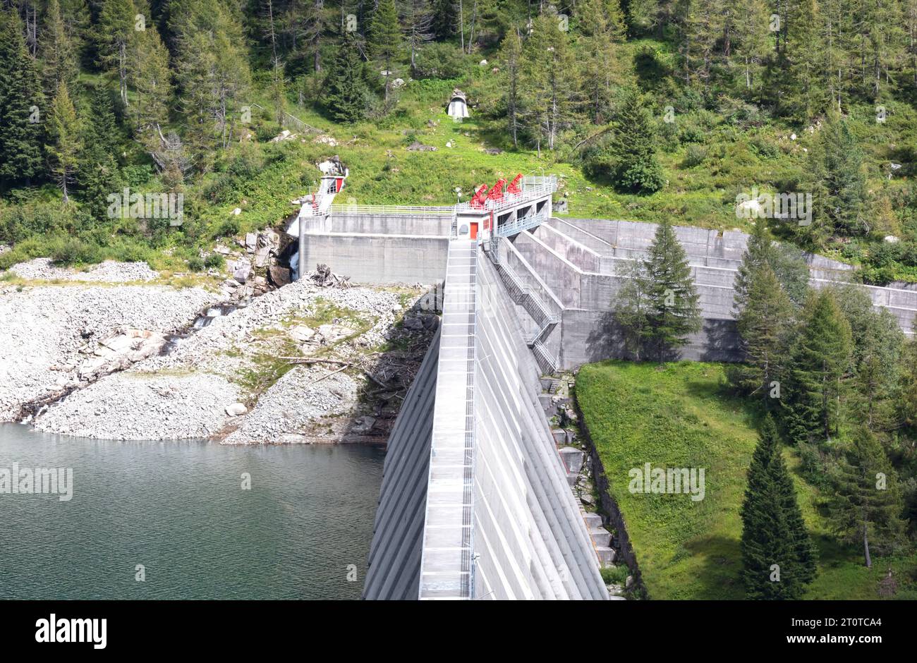 Lac artificiel, un lac dans les montagnes italiennes avec un barrage Banque D'Images