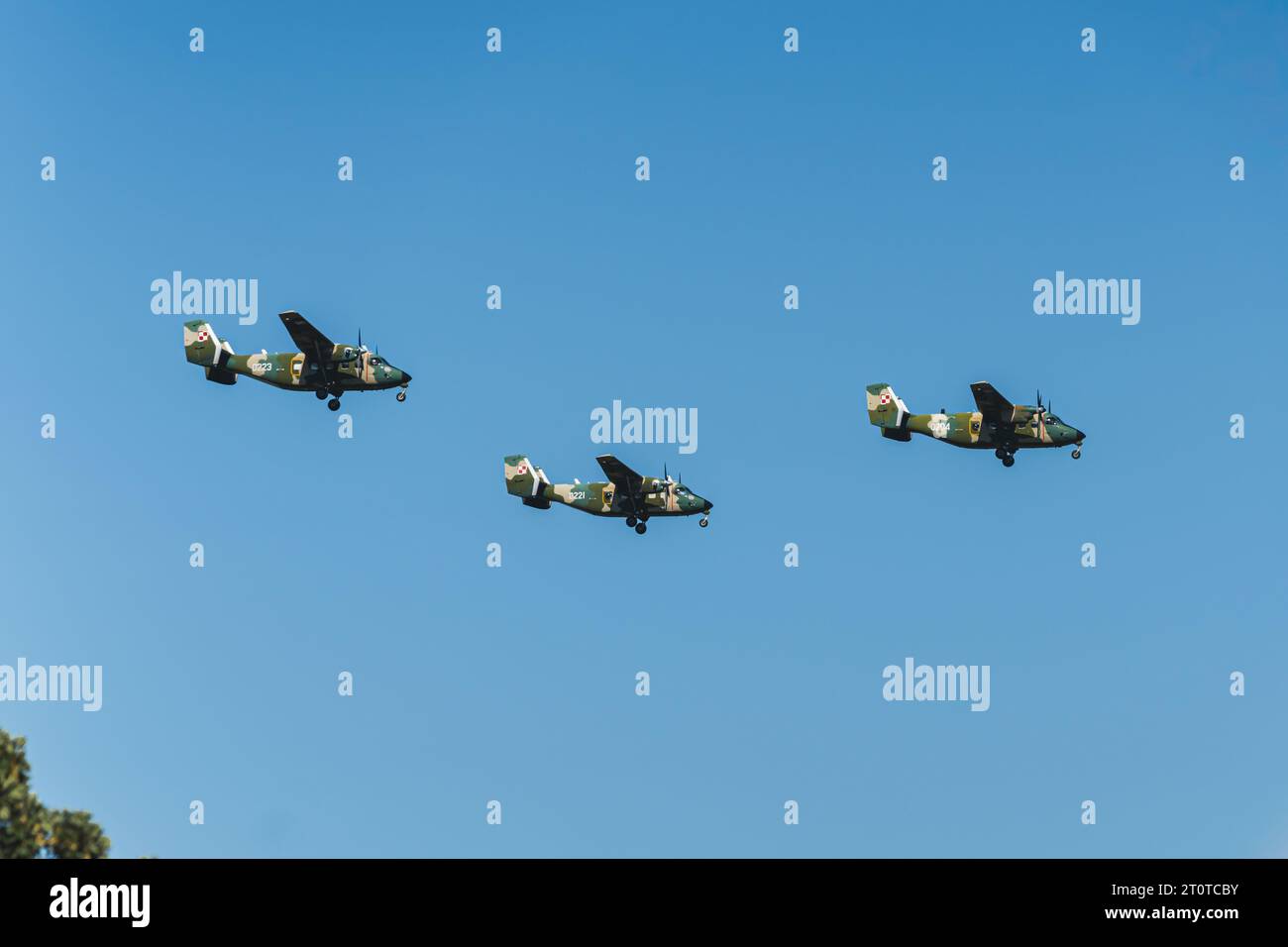 Concept Airshow. Trois avions militaires couverts de peinture de camouflage volant à travers le ciel bleu. . Photo de haute qualité Banque D'Images