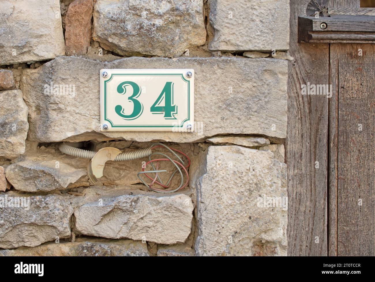 Mur de pierre près d'une porte, entrée au numéro 34, France Banque D'Images