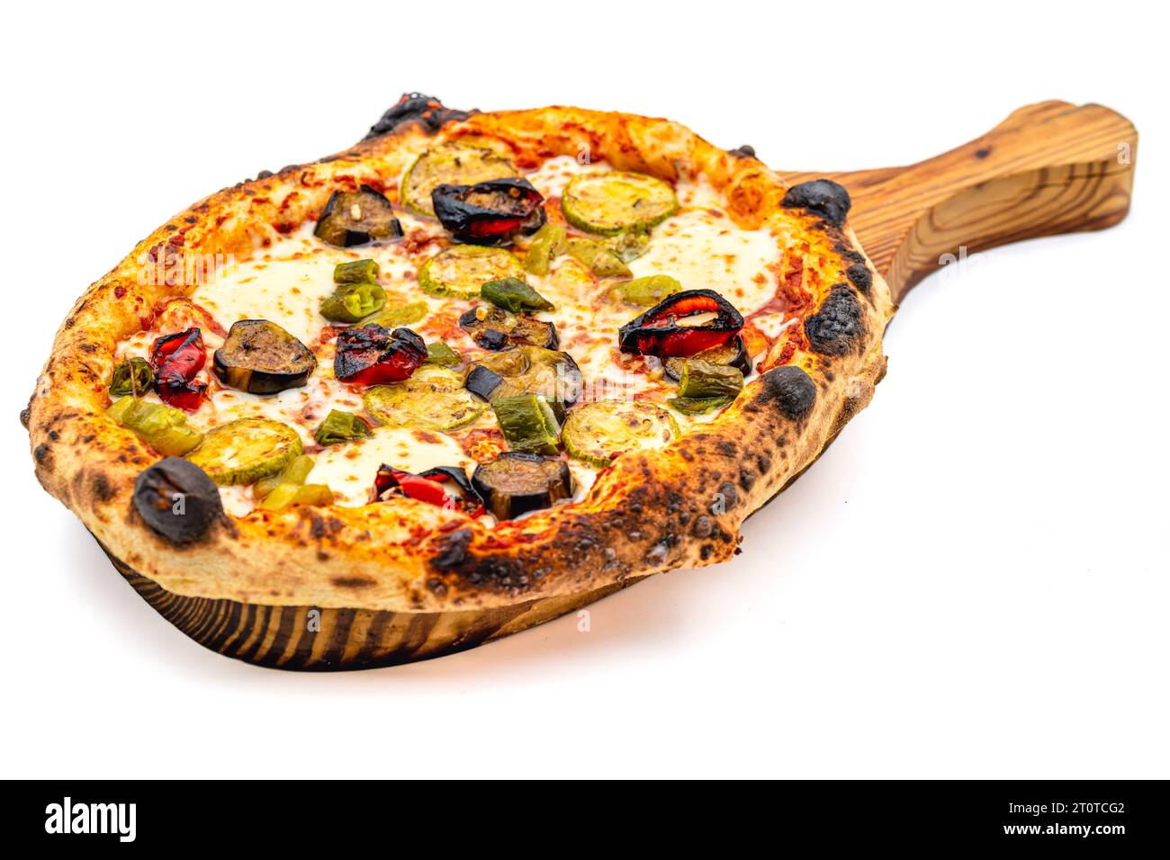 Pizza végétarienne avec aubergines, courgettes et champignons sur fond blanc Banque D'Images