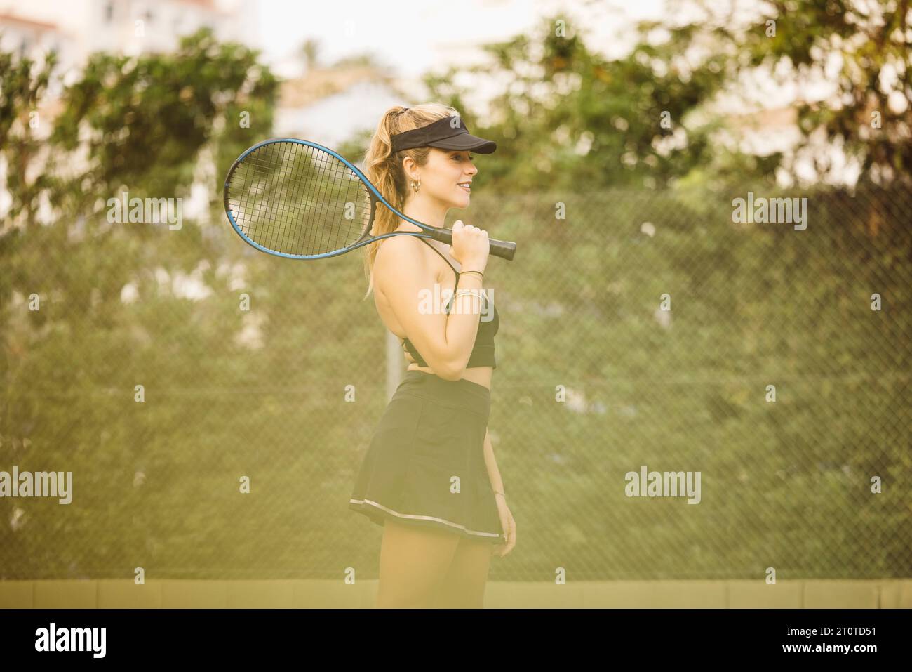 Portrait d'une jeune belle femme jouant un match de tennis. Sportswoman ayant du plaisir à jouer à un jeu de tennis avec des amis. Banque D'Images