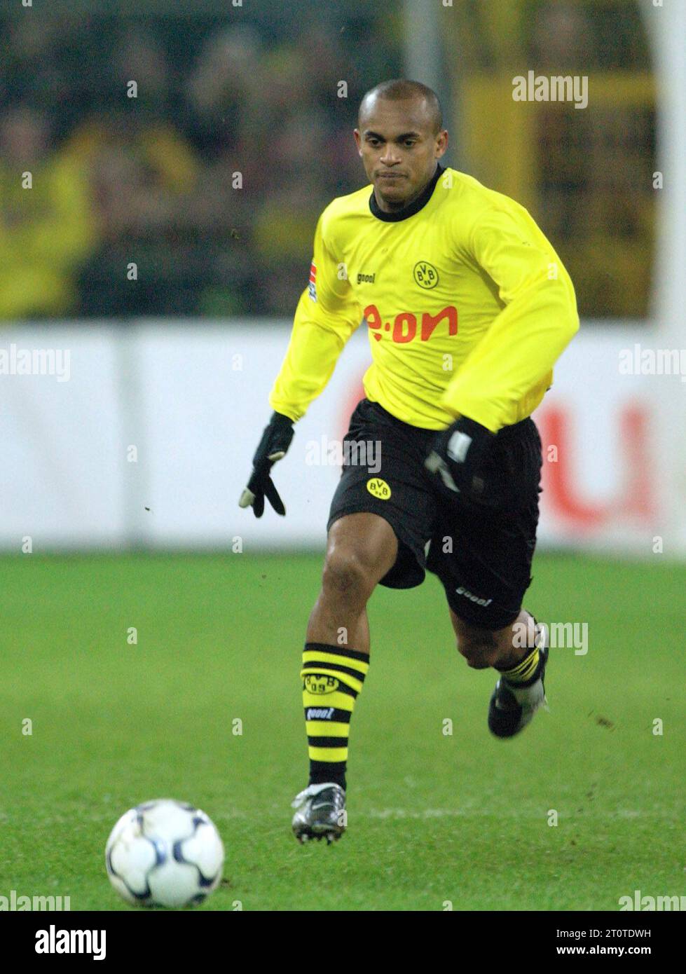 Westfalenstadion Dortmund Allemagne, 30.01.2004 football : Bundesliga saison 2003/04 match 18, Borussia Dortmund (BVB, jaune) vs FC Schalke 04 (S04, bleu) 0:1 — Ewerthon (BVB) Banque D'Images