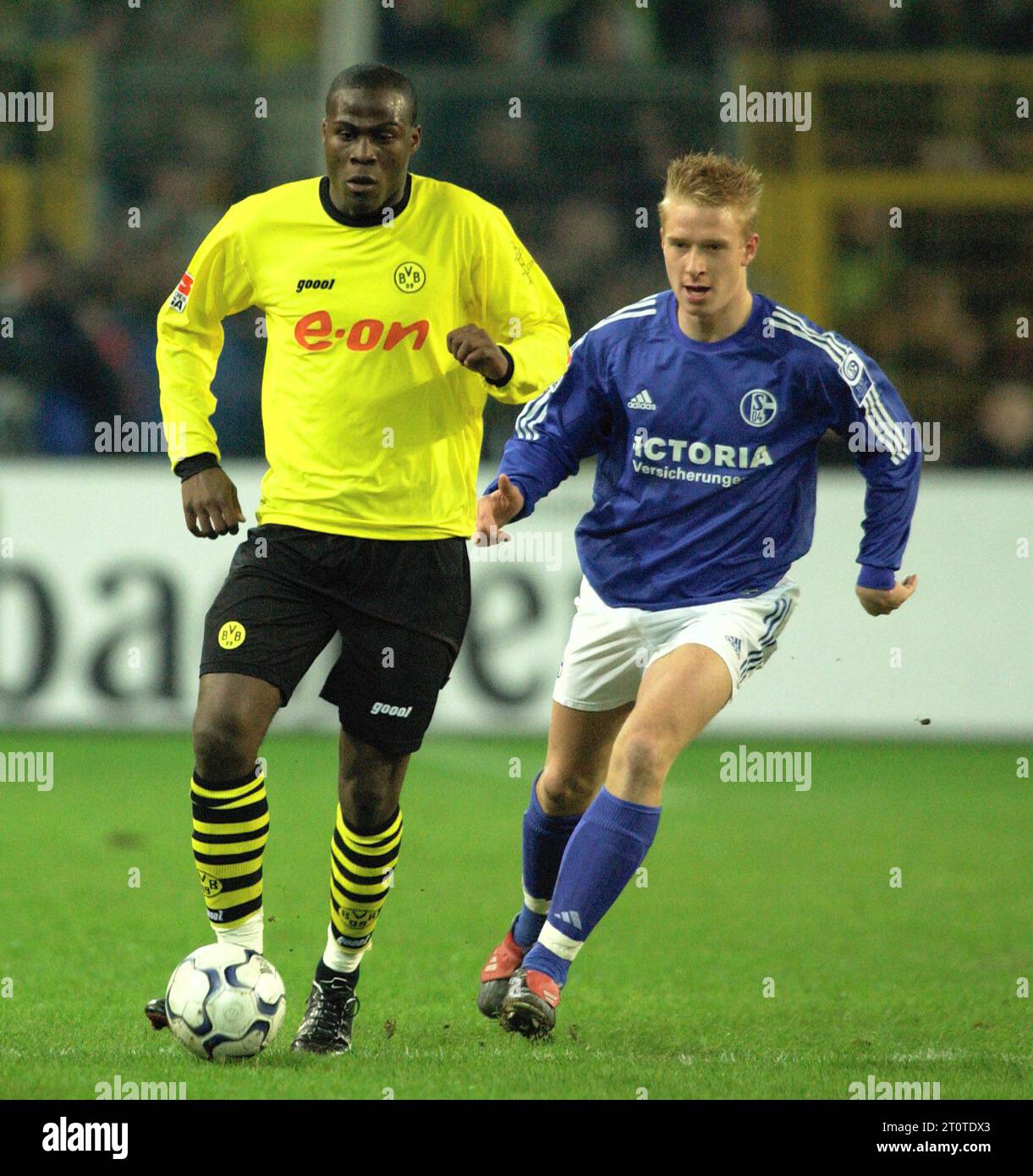 Westfalenstadion Dortmund Allemagne, 30.01.2004 football : Bundesliga saison 2003/04 match 18, Borussia Dortmund (BVB, jaune) vs FC Schalke 04 (S04, bleu) 0:1 — Conceicao (BVB), Mike Hanke (S04) Banque D'Images