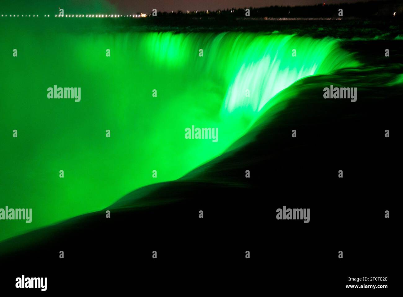 Chutes du Niagara la nuit, surlignées en vert Banque D'Images