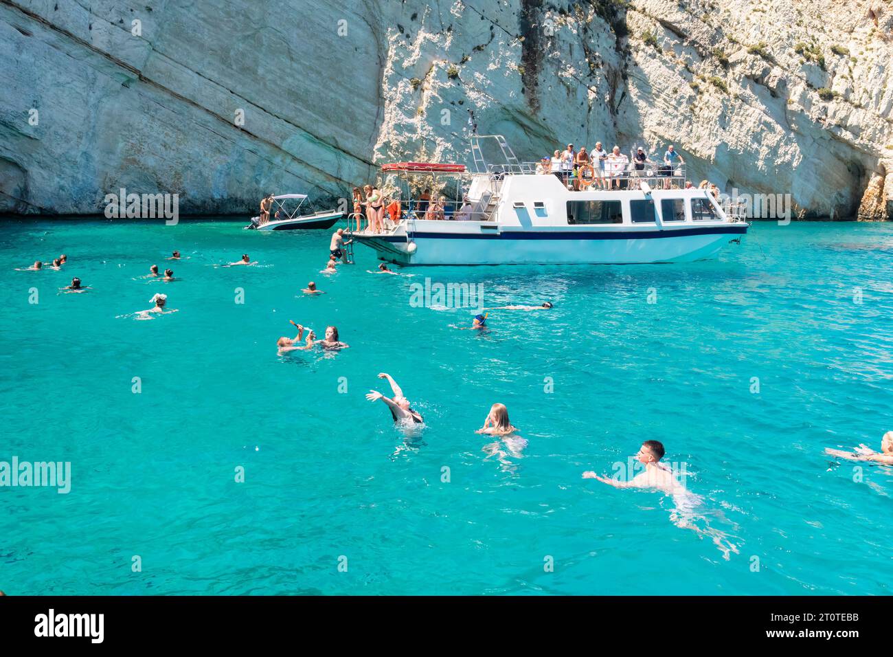 Zakynthos, Grèce 28 juillet 2023. Les touristes et les populations locales profitent des vacances d'été dans les célèbres grottes bleues. Banque D'Images