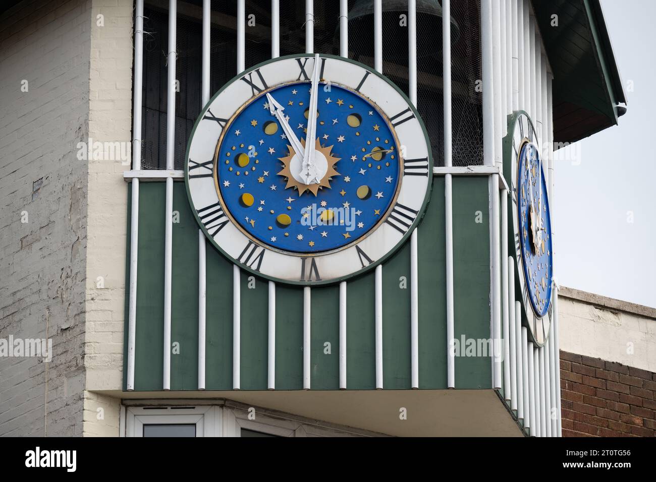 Horloge à Corporation Street, Corby, Northamptonshire, Angleterre, Royaume-Uni Banque D'Images