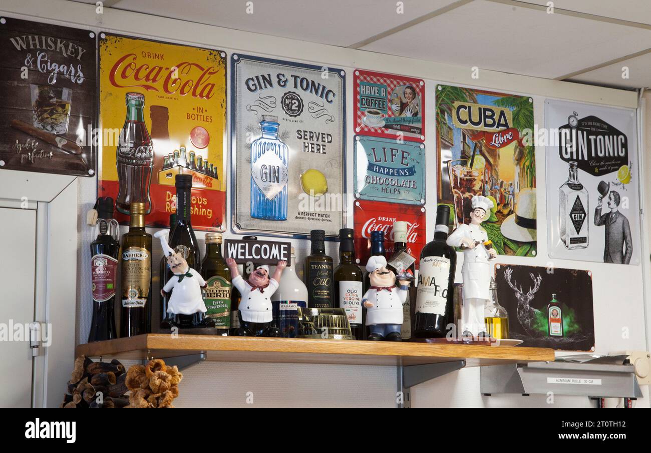 PANNEAUX PUBLICITAIRES en émail comme détail intérieur dans un restaurant Banque D'Images