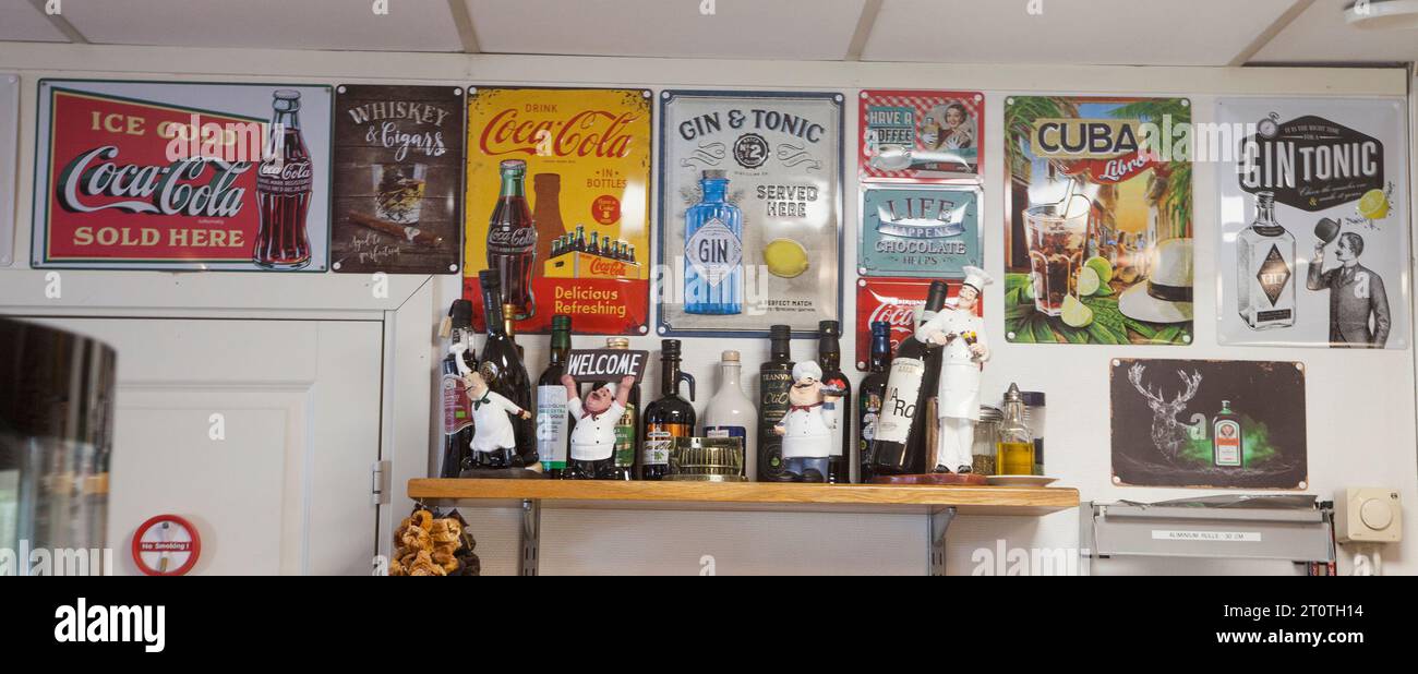 PANNEAUX PUBLICITAIRES en émail comme détail intérieur dans un restaurant Banque D'Images