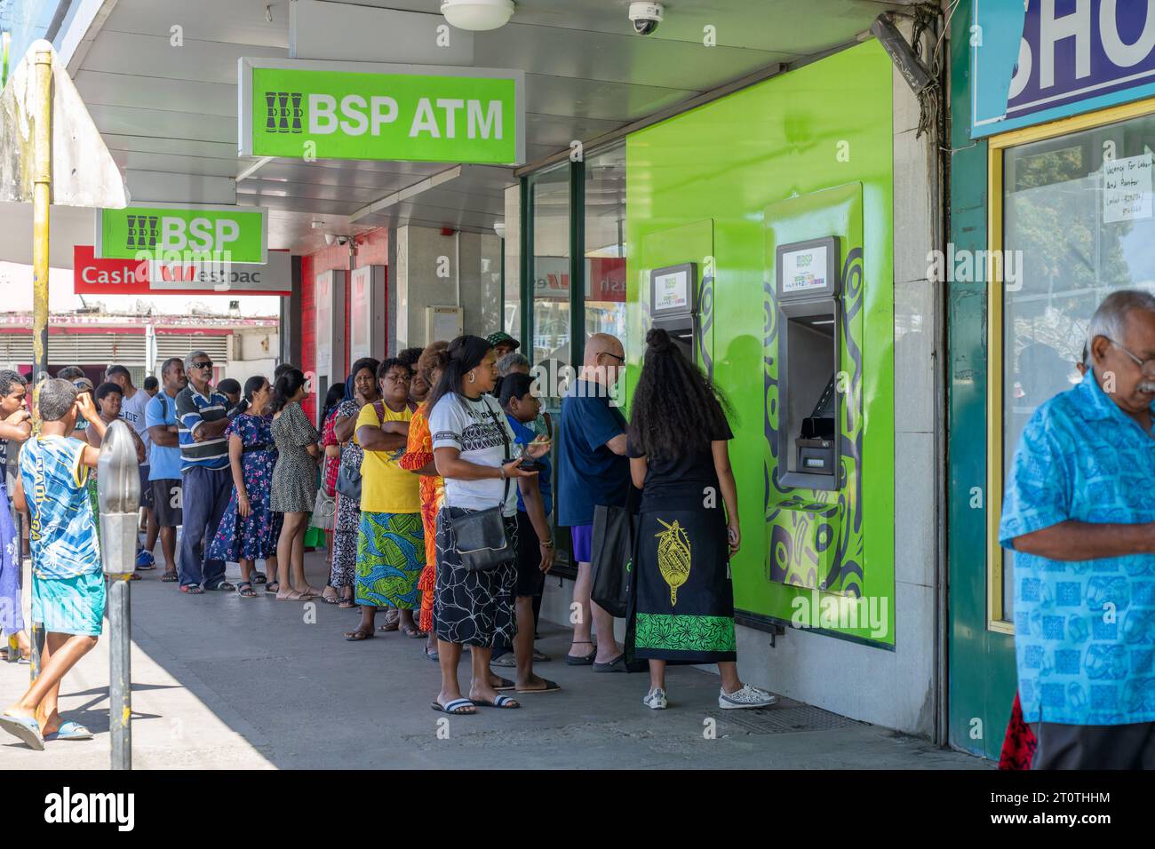 Sigatoka Fidji -septembre 8 2023 ; longue file d'attente ou file de personnes dans la rue faisant la queue devant le guichet automatique pour obtenir de l'argent. Banque D'Images