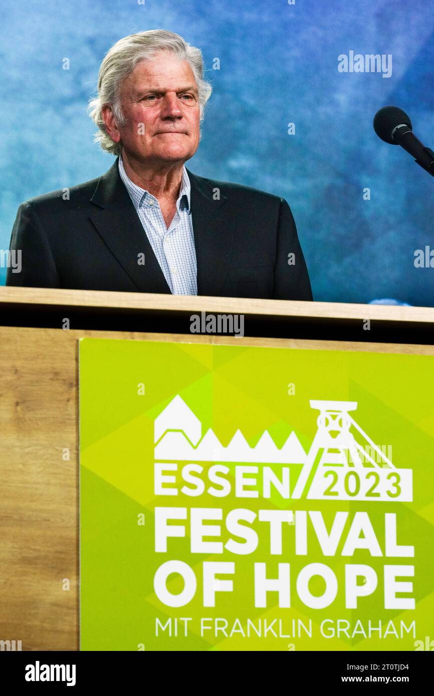 Die Missionsgesellschaft des frueheren US-Baptistenpredigers Billy Graham 1918-2018 laedt zur Evangelisationsveranstaltung Festival of Hope Festival der Hoffnung am Samstag nach Essen ein. Die Predigt in der Grugahalle haelt Grahams Sohn Franklin Foto vom 07.10.2023. Er steht an der Spitze der Billy Graham Evangelistic Association BGEA und ist auch Chef der Hilfsorganisation Samaritan s Purse . Mehr als 200 freikirchliche Gemeinden unterstuetzen laut BGEA das Event. Siehe epd-Meldung vom 07.10.2023 USAGE ÉDITORIAL SEULEMENT *** la société missionnaire de l'ancien prédicateur baptiste américain Billy Graham 1918 Banque D'Images