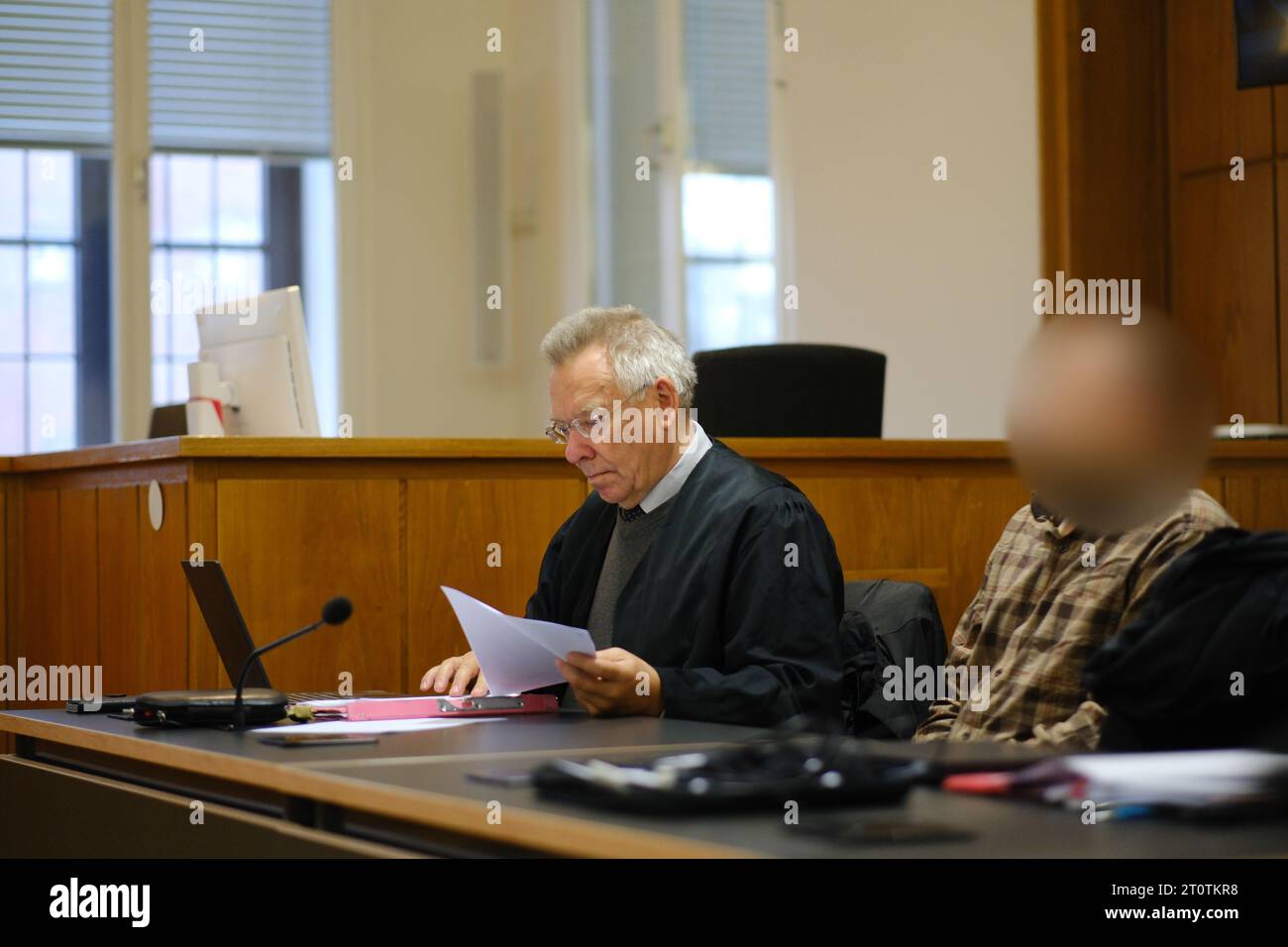 09 octobre 2023, Basse-Saxe, Oldenbourg : le défendeur Jens R. (r) et ...