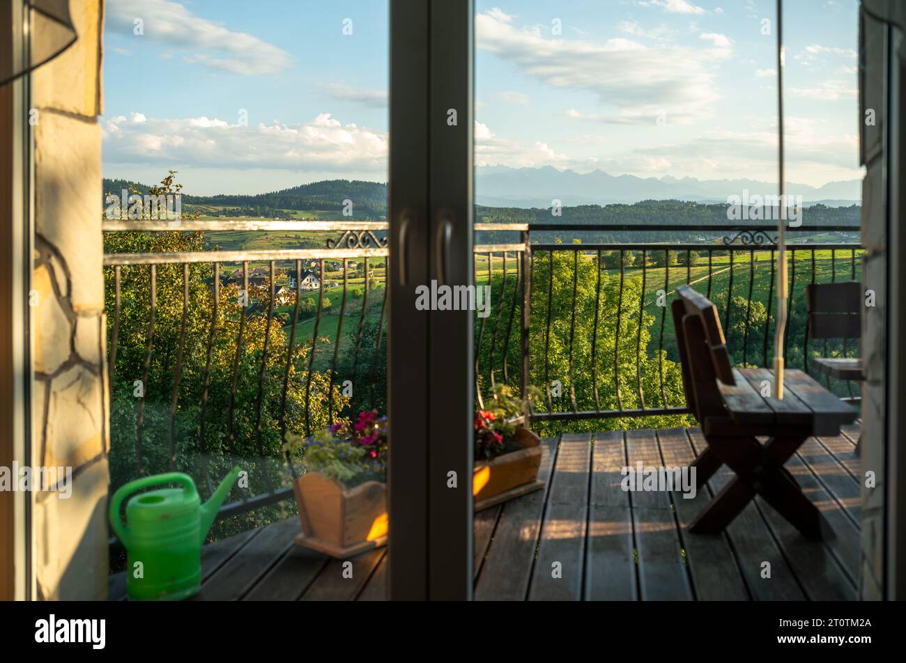 Terrasse avec mobilier en bois donnant sur le paysage montagneux Banque D'Images