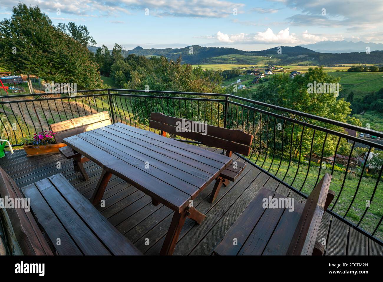 Terrasse avec mobilier en bois donnant sur le paysage montagneux Banque D'Images
