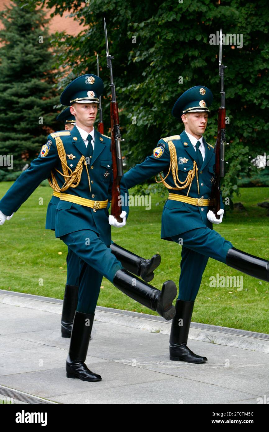 Changement des gardes d'honneur par la tombe du soldat inconnu au Kremlin, Moscou, Russie. Banque D'Images