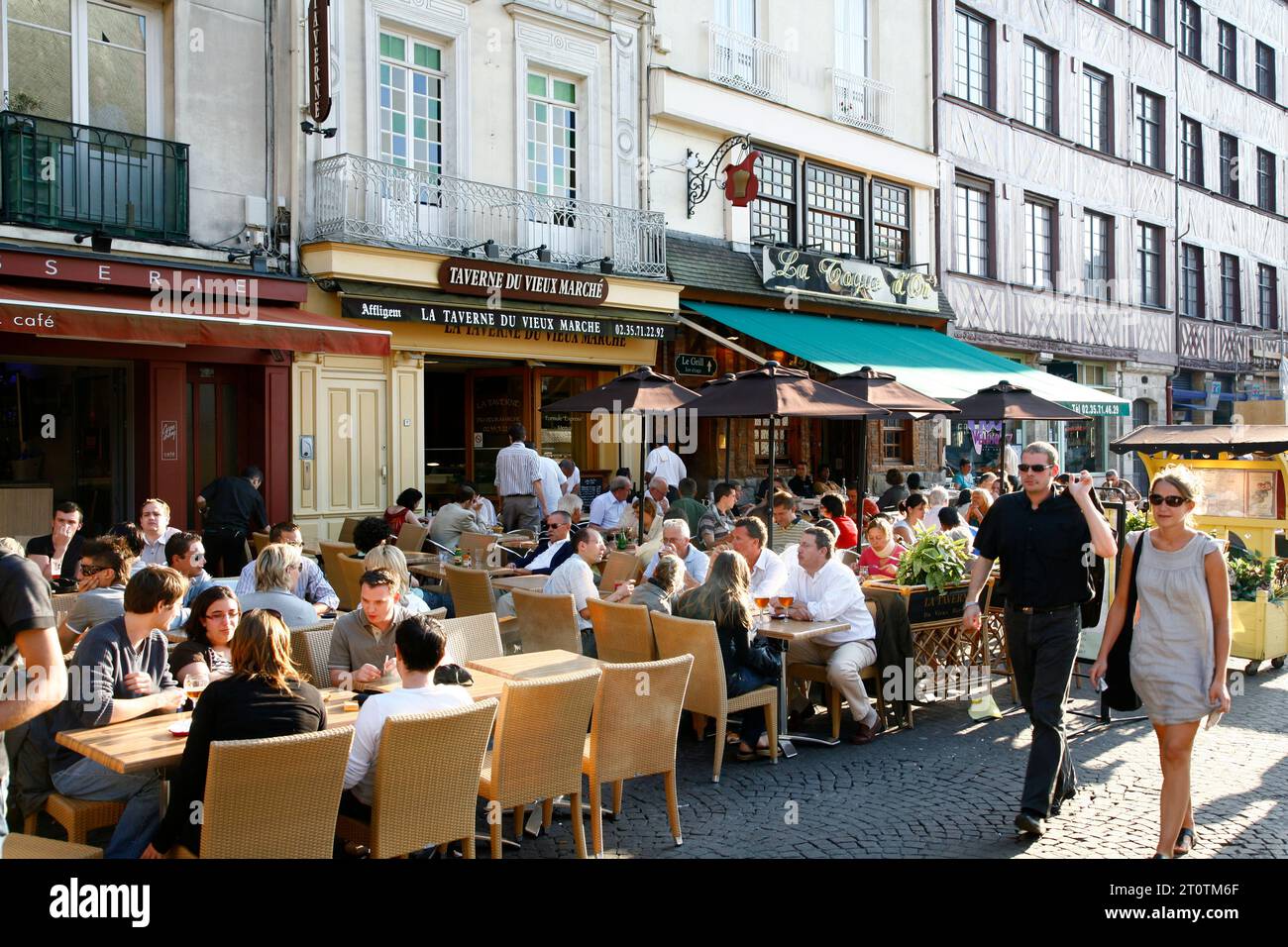 Les gens assis dans un café en plein air sur la place du Vieux Marche à Rouen, Normandie, France. Banque D'Images