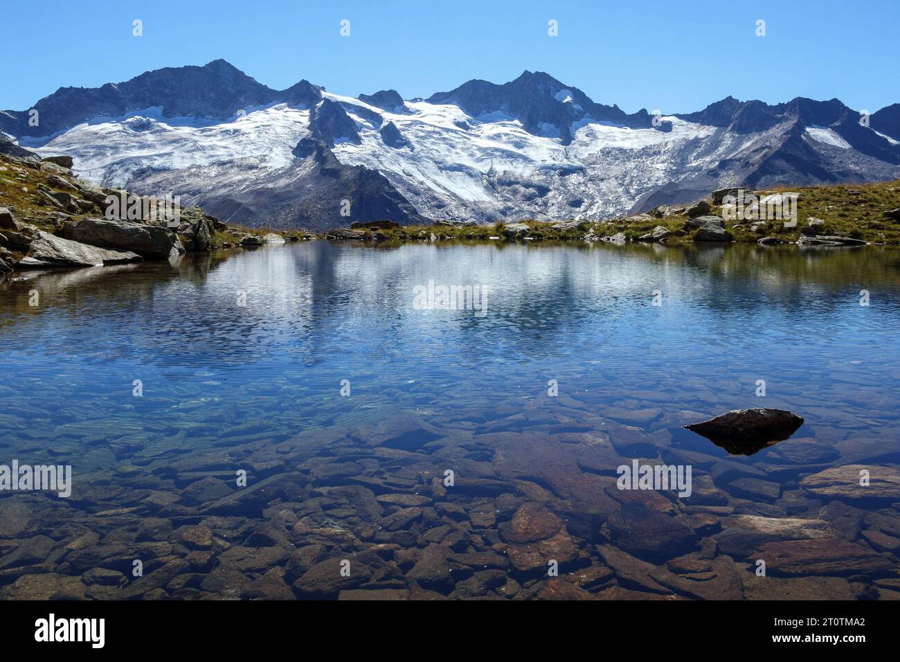 Lac alpin avec un fond rocheux (près du lac Schwarzsee) dans les Alpes de Zillertal. Hornspitze pic en arrière-plan. Alpes autrichiennes. Europe. Banque D'Images