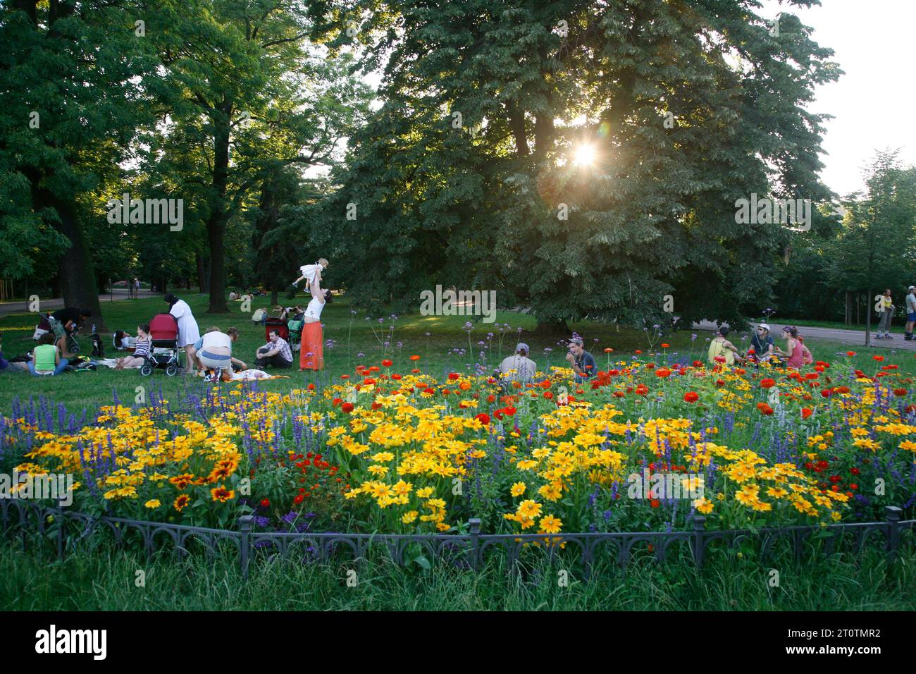 Les gens se détendent à Letna Park, Prague, République tchèque. Banque D'Images