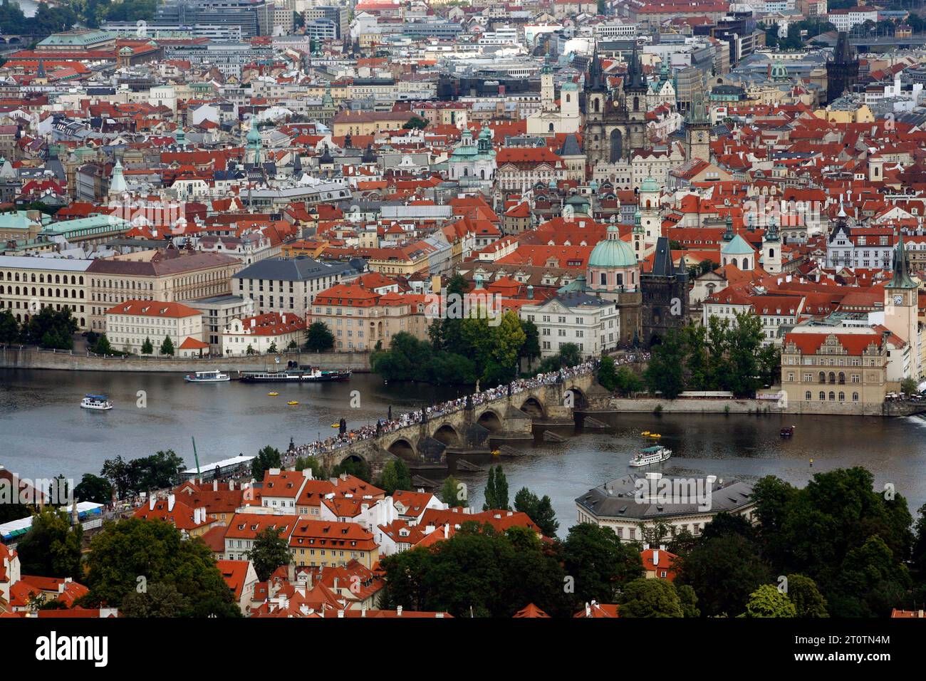 Vue sur le pont charles et Stare Mesto depuis la colline de Petrin, Prague, République tchèque. Banque D'Images