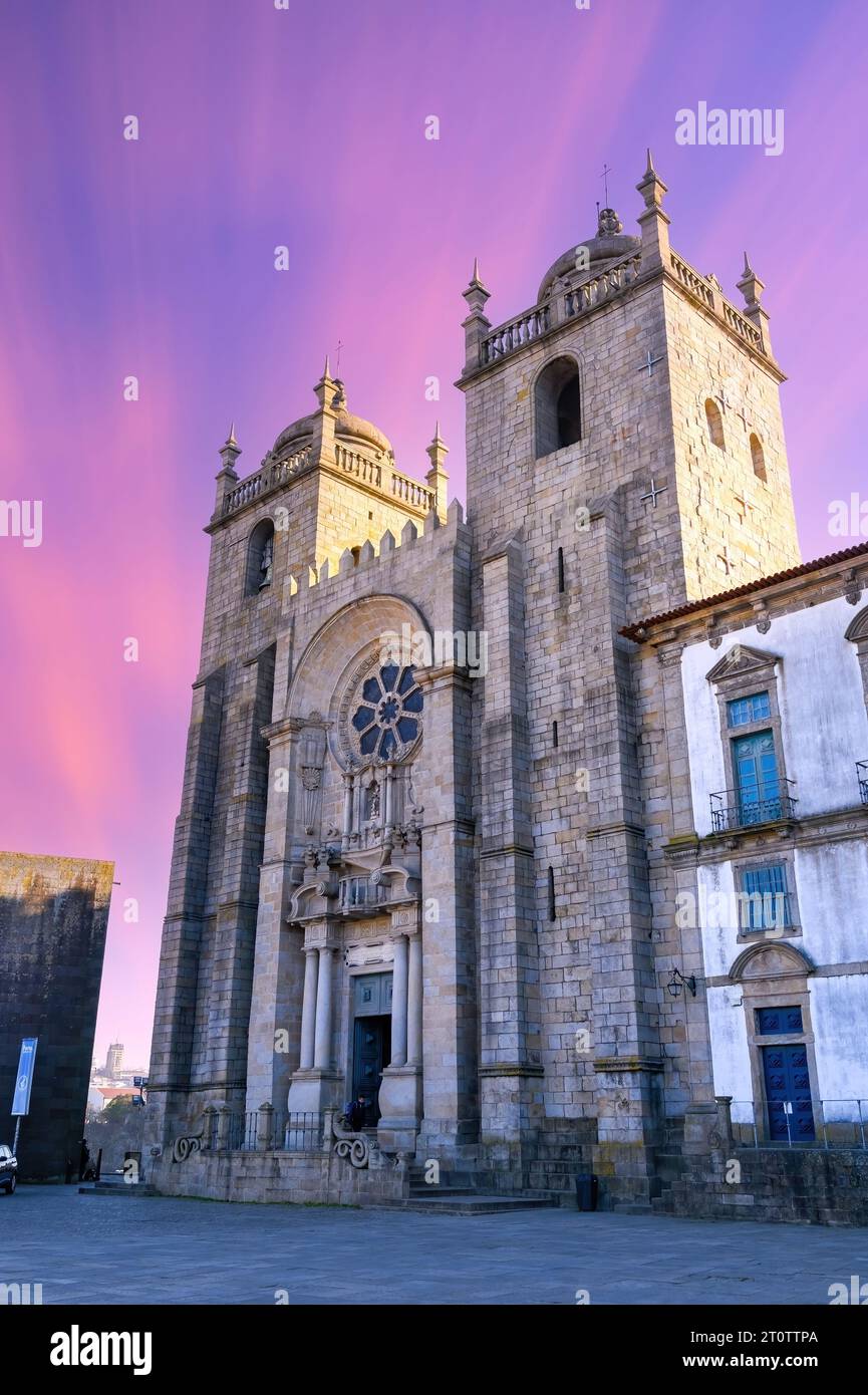 Façade de la cathédrale catholique médiévale de Porto, Portugal Banque D'Images