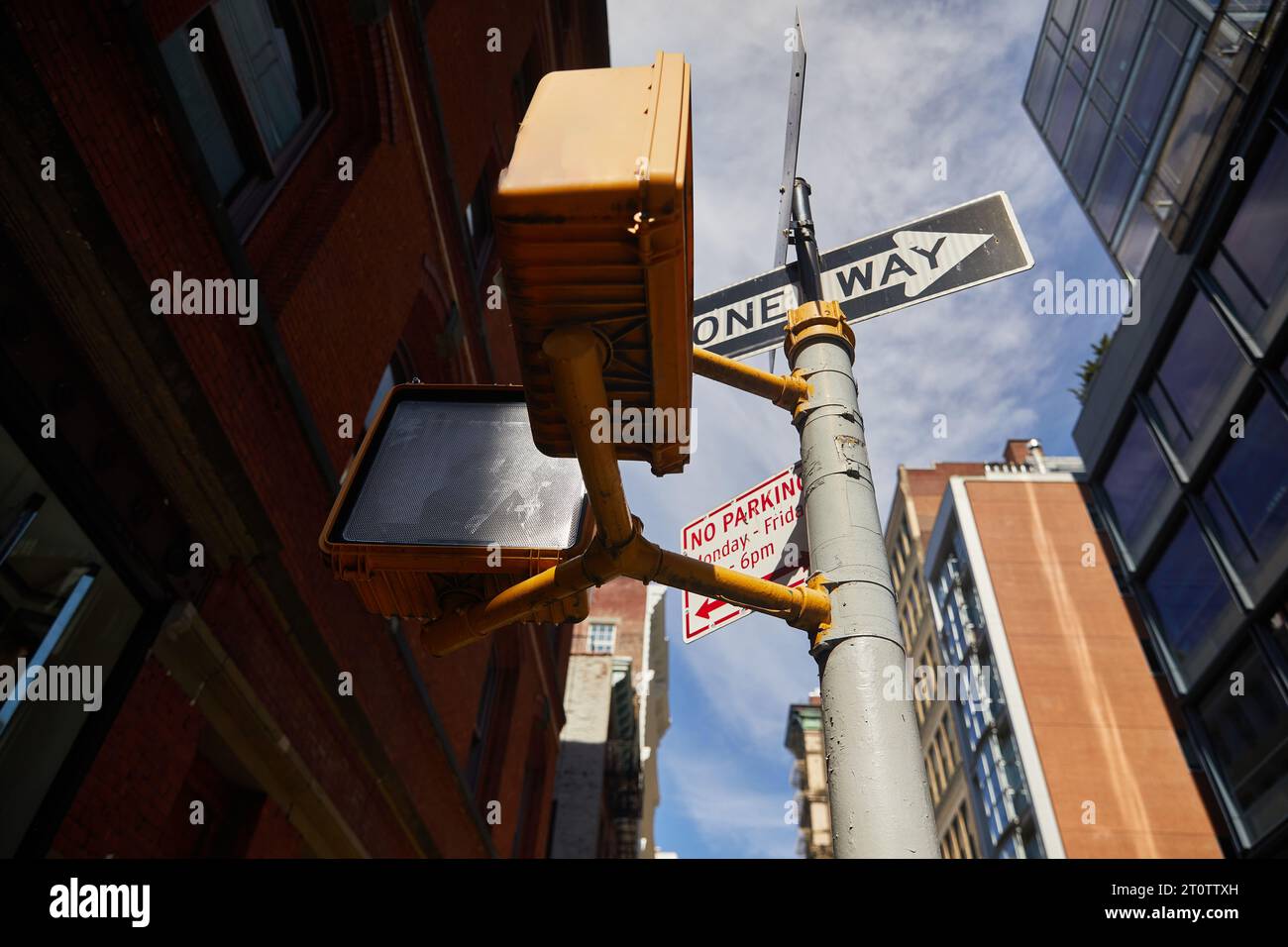 vue à faible angle du poteau de rue avec panneaux de signalisation et feux de circulation dans la ville de new york, signalisation urbaine Banque D'Images
