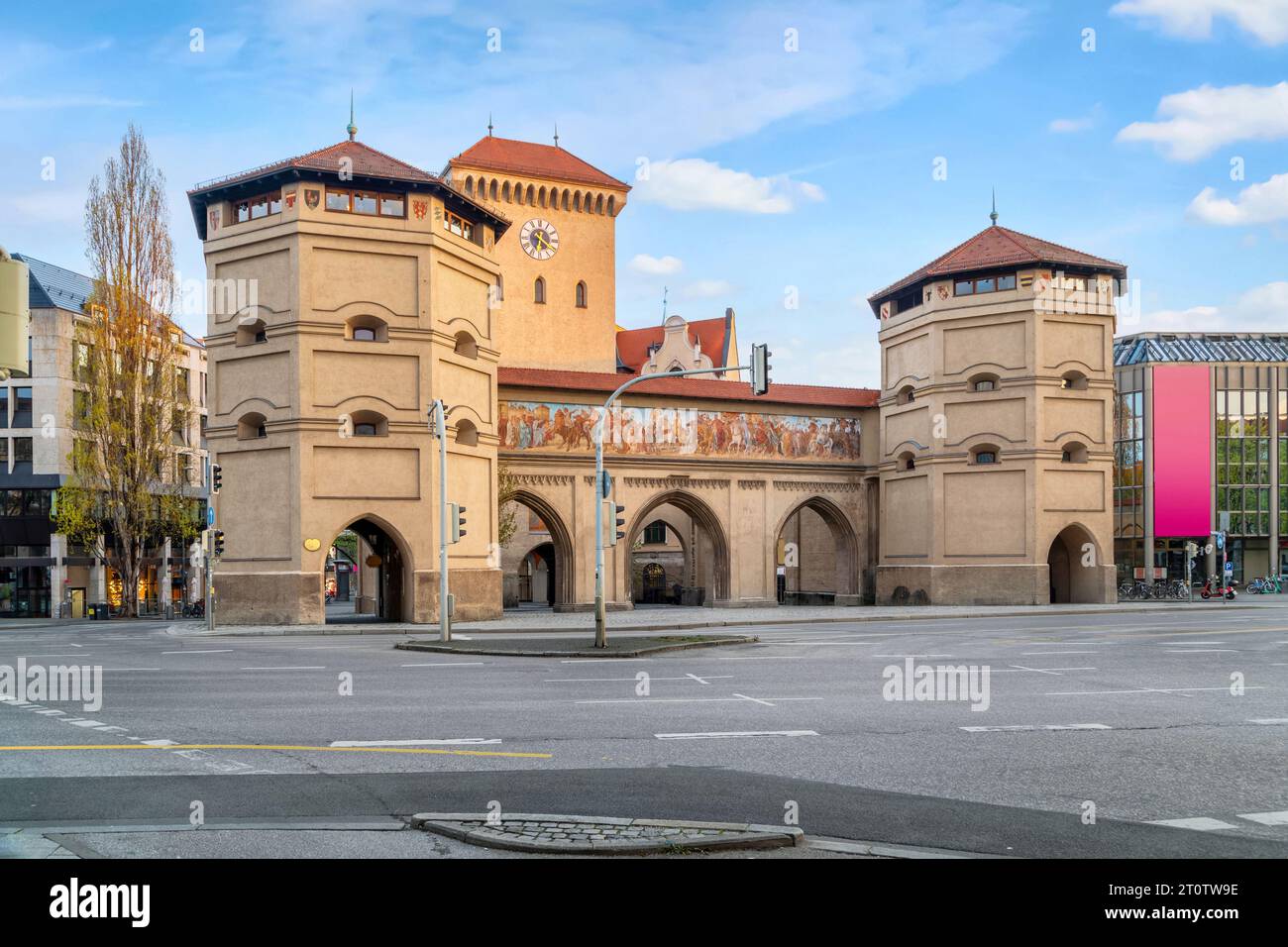 Isartor ou Isar Gate - porte médiévale de la ville reconstruite en 1833 à Munich, Allemagne Banque D'Images