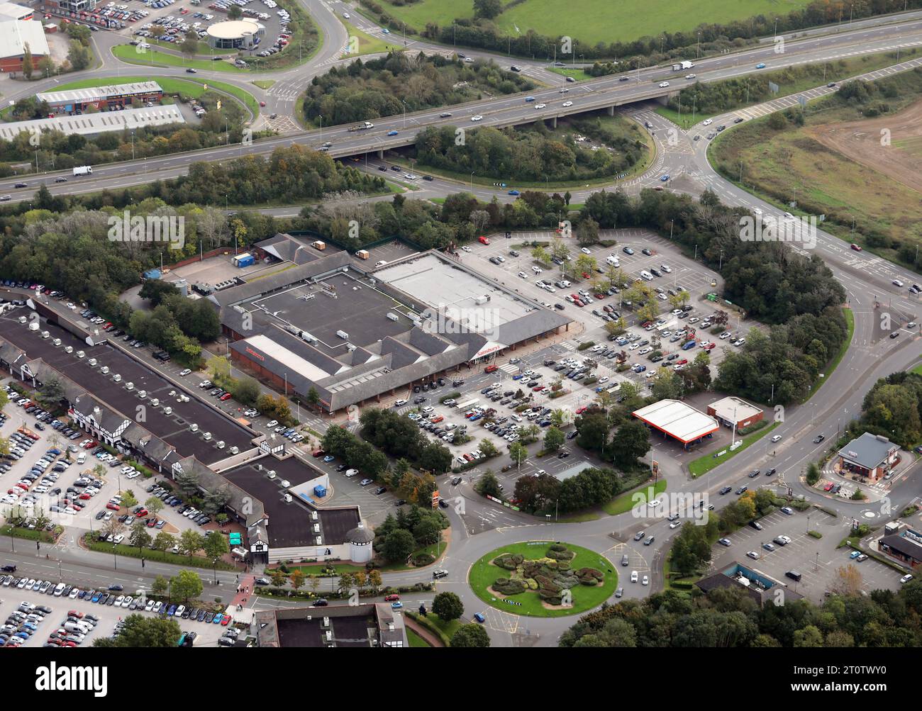 Vue aérienne du supermarché Sainsbury et de la station-service à Ellesmere Port, Chehsire Banque D'Images