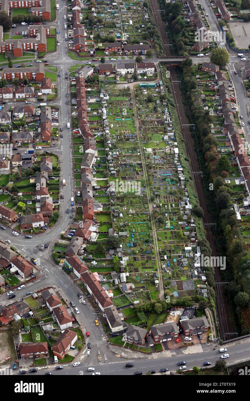 Vue aérienne des parcelles de jardinage sur le côté sud de Gourley Road (et côté est de Mill Lane) à Liverpool, Royaume-Uni Banque D'Images