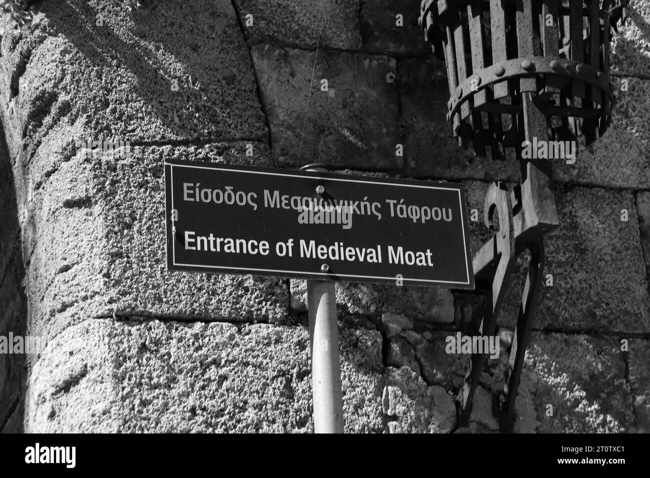 Panneau à l'entrée de la porte de la douve médiévale de la ville de Rhodes en noir et blanc Banque D'Images