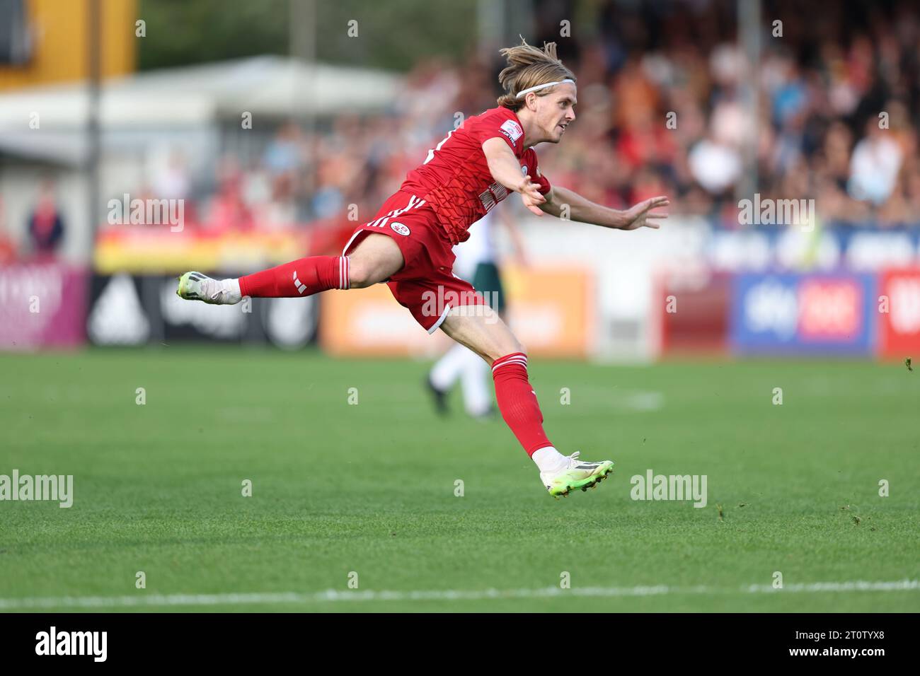 Ronan Darcy de Crawley Town tire lors du match de l'EFL League Two entre Crawley Town et Wrexham au Broadfield Stadium de Crawley. 7 octobre 2023 Banque D'Images