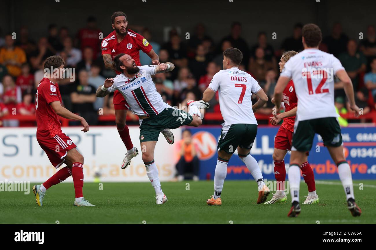 Steven Fletcher de Wrexham est défié par Jay Williams de Crawley Town lors du match EFL League Two entre Crawley Town et Wrexham au Broadfield Stadium de Crawley. 7 octobre 2023 Banque D'Images