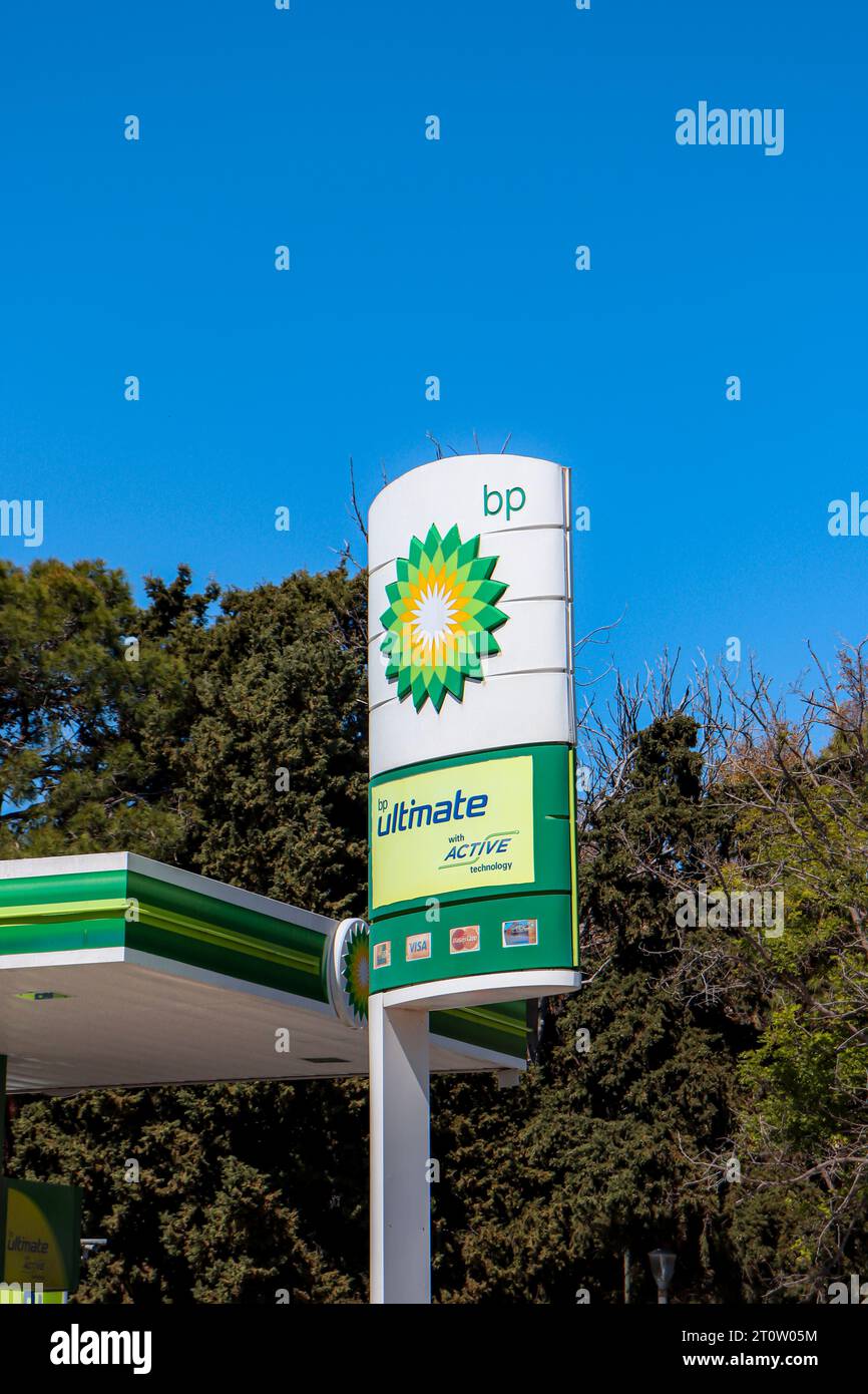 BP p.l.c. (The British Petroleum Company p.l.c), une multinationale britannique de pétrole et de gaz, signe avant à l'emplacement de la station-service de la ville de Rhodes Banque D'Images