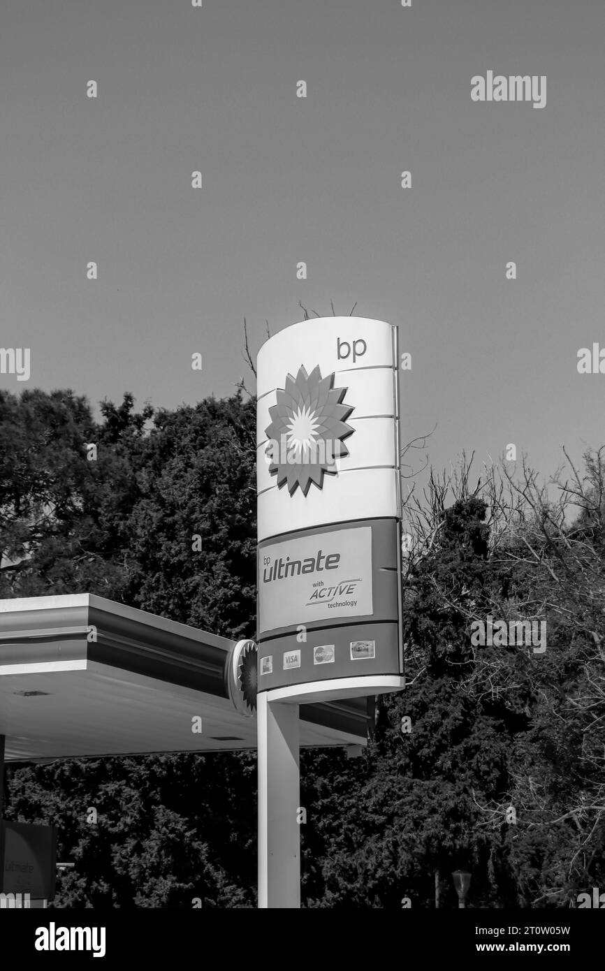BP p.l.c. (The British Petroleum Company p.l.c), une multinationale britannique de pétrole et de gaz, signe avant à l'emplacement de la station-service de la ville de Rhodes Banque D'Images