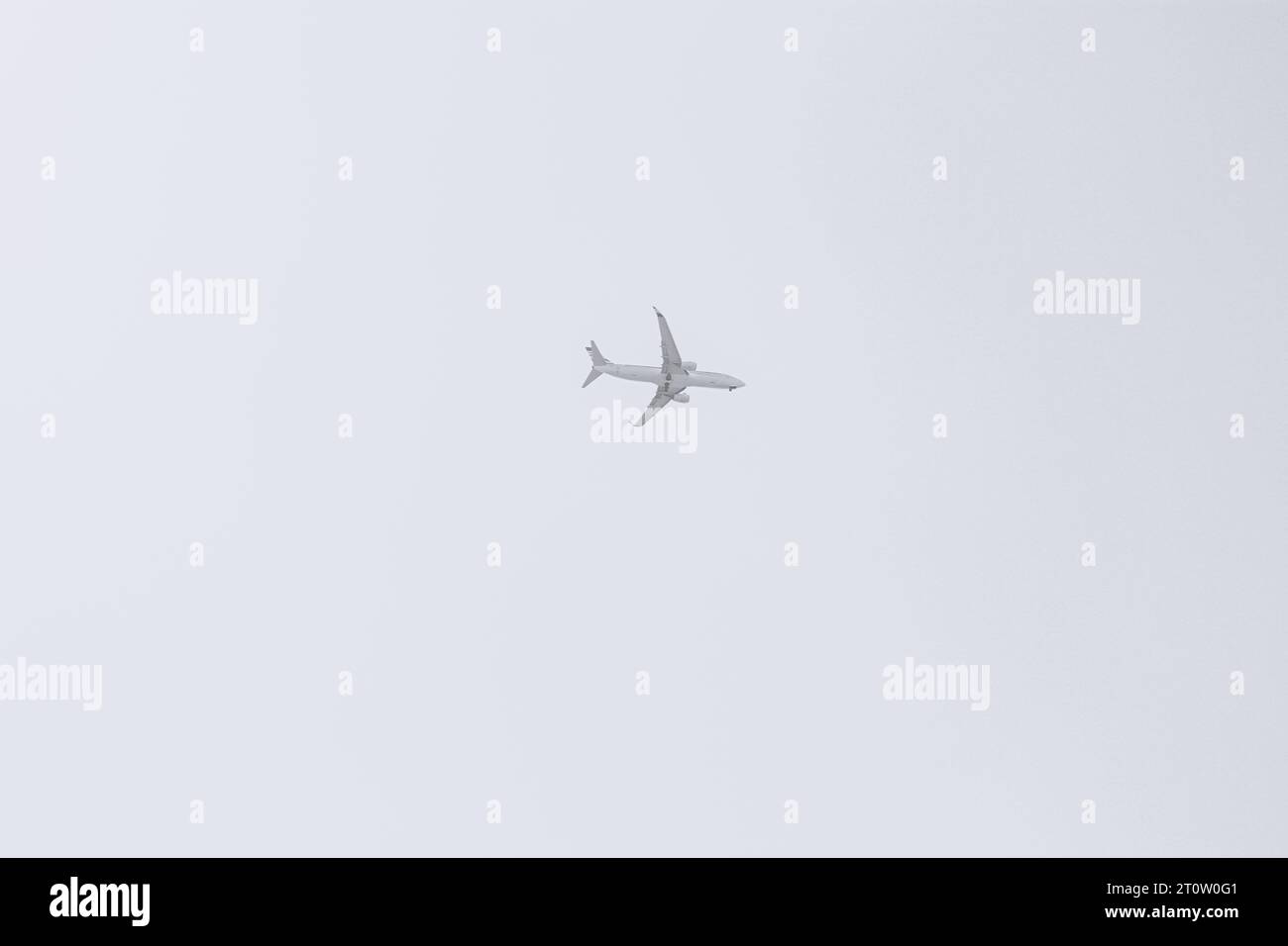 Sous un avion à réaction SmartWings, une compagnie aérienne tchèque de loisirs à bas prix qui dessert l'aéroport international de Rhodes en noir et blanc Banque D'Images