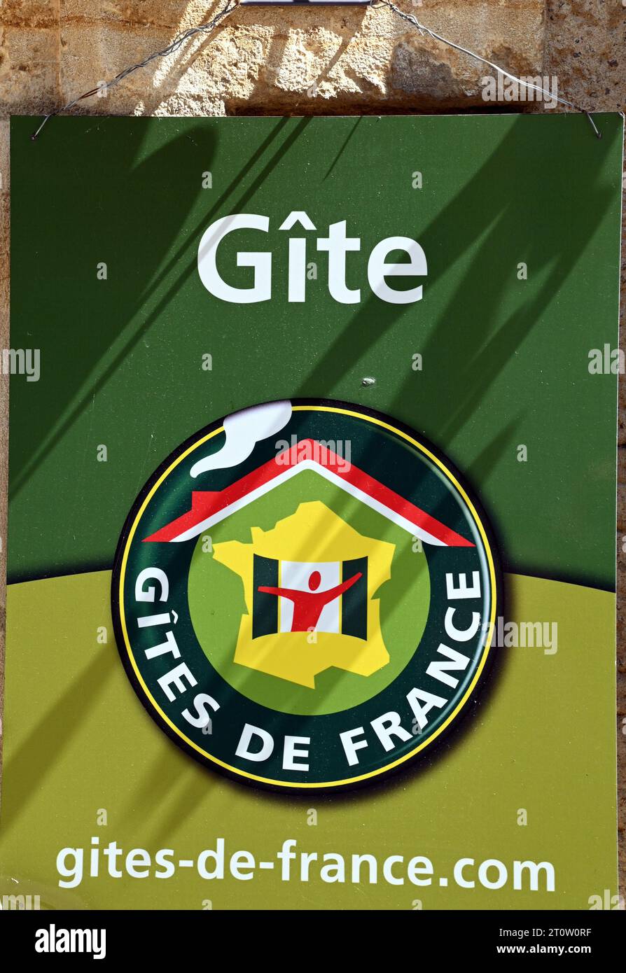 Le célèbre Gite de France signe, une indication d'une location de vacances, dans la ville de Villefranche-du-Périgord, Dordogne, France. Banque D'Images